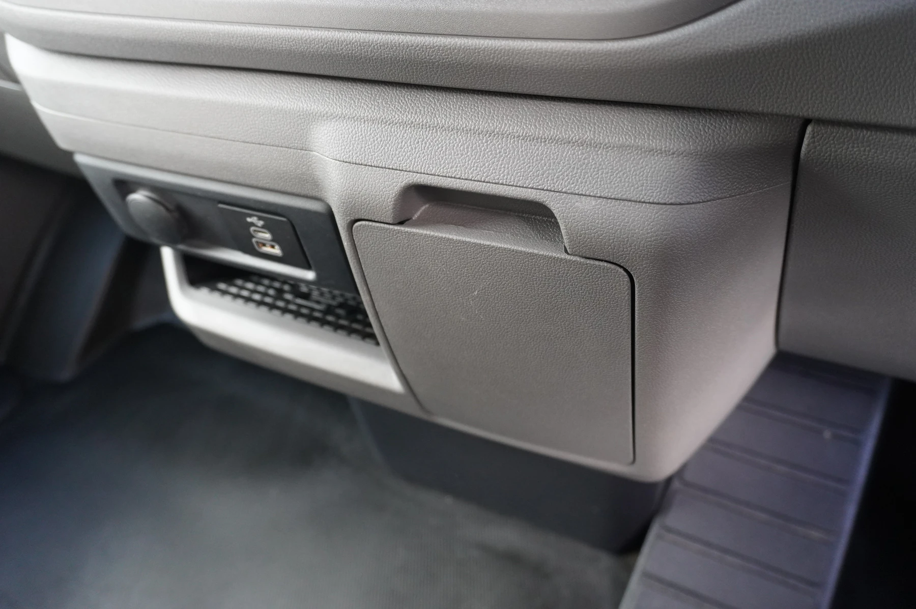 Volkswagen-Transporter-image-36