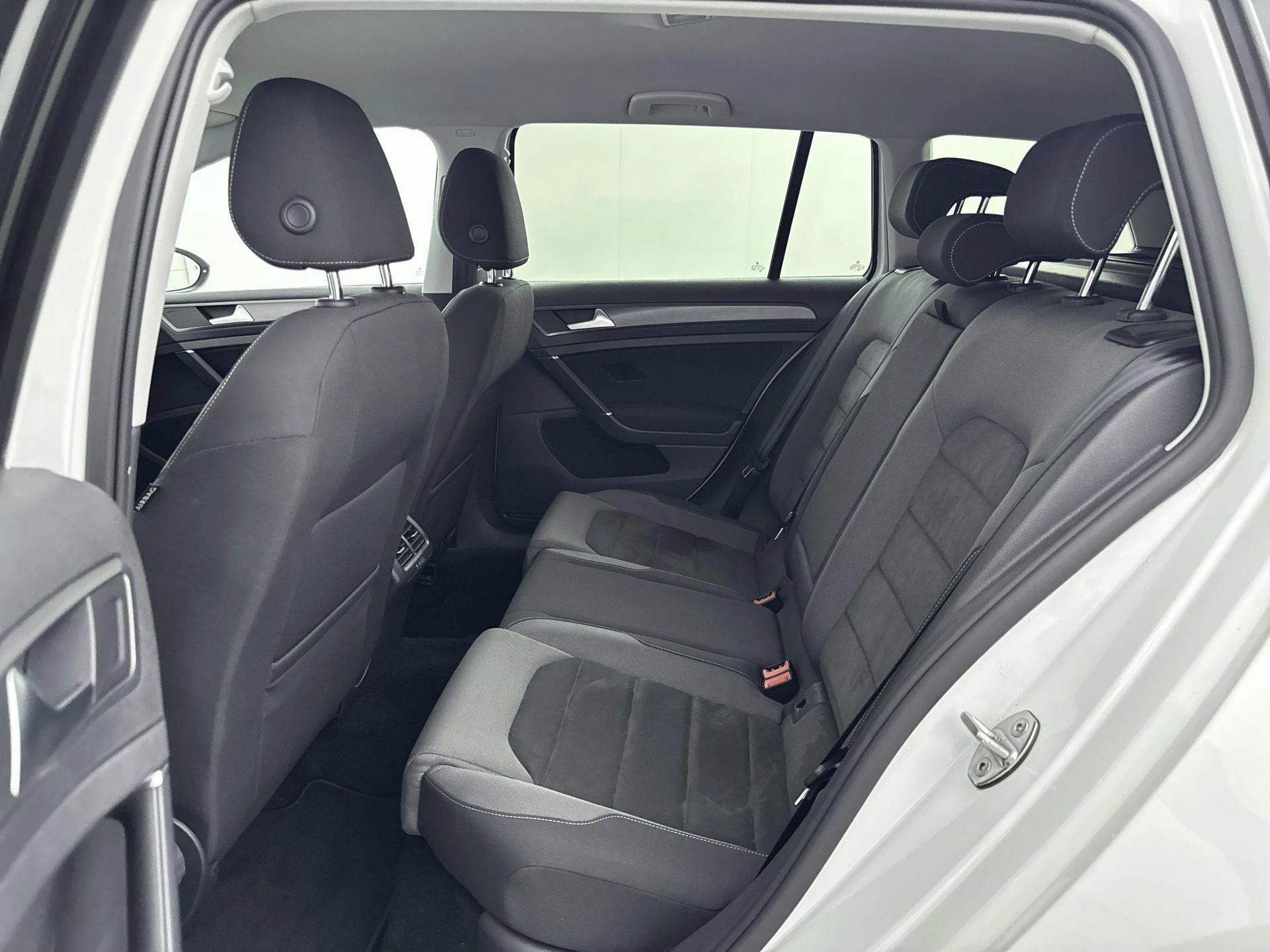 Volkswagen-Golf-image-24