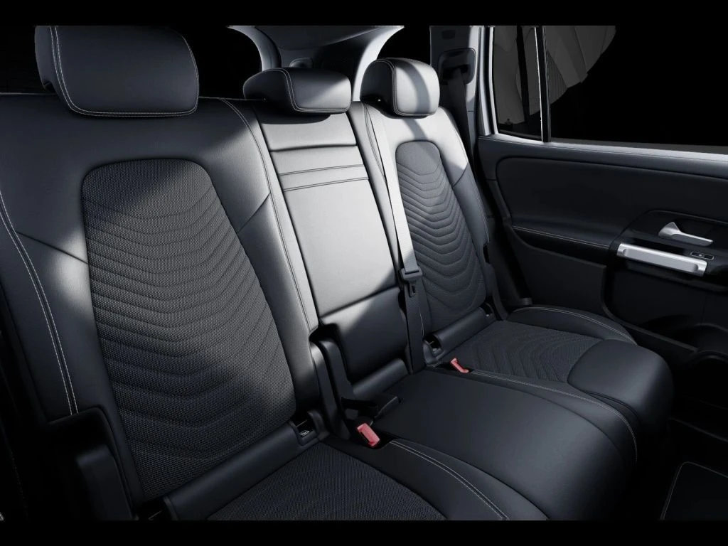 Mercedes-Benz-GLB 200 d-image-11