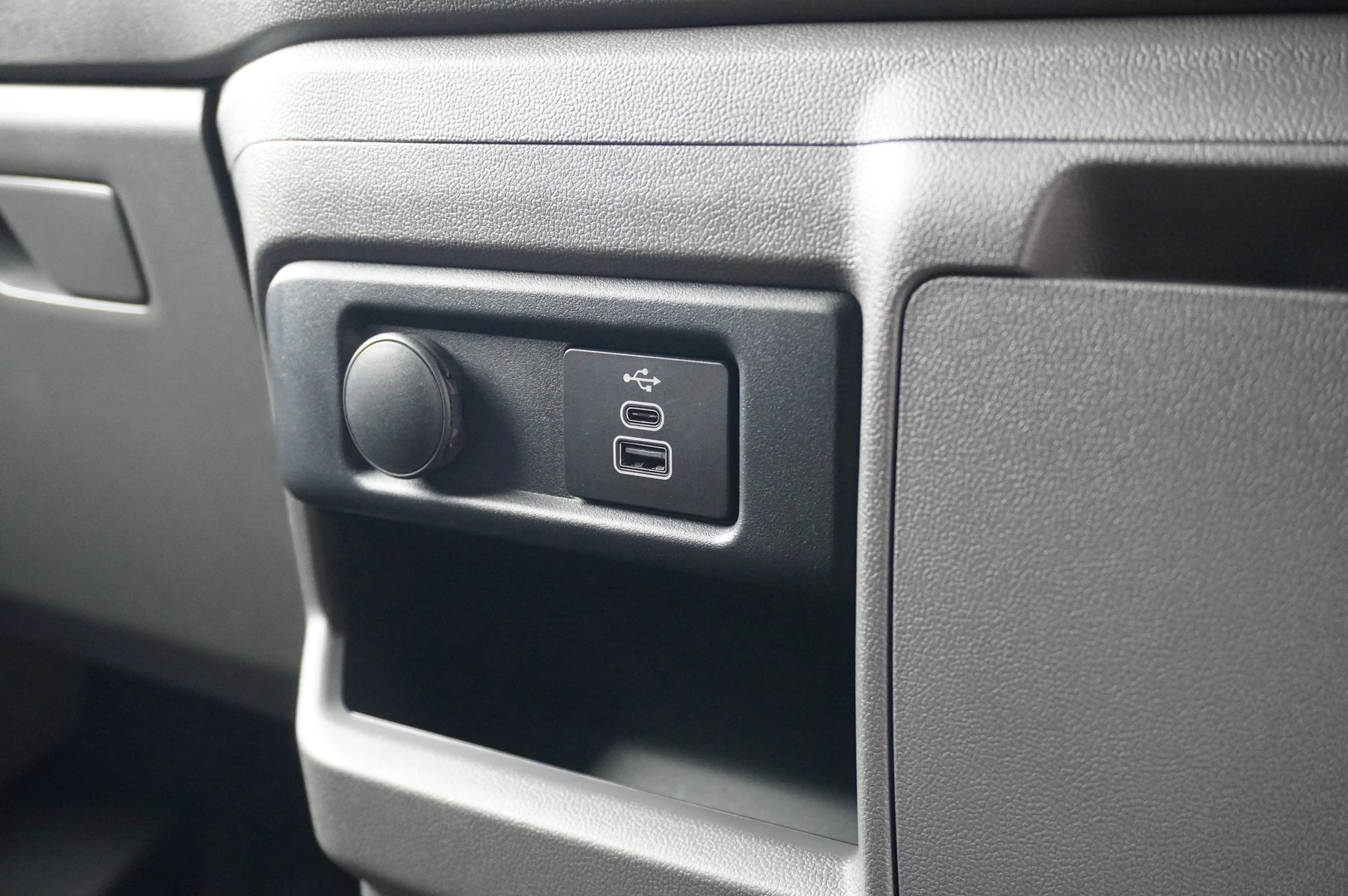 Volkswagen-Transporter-image-34