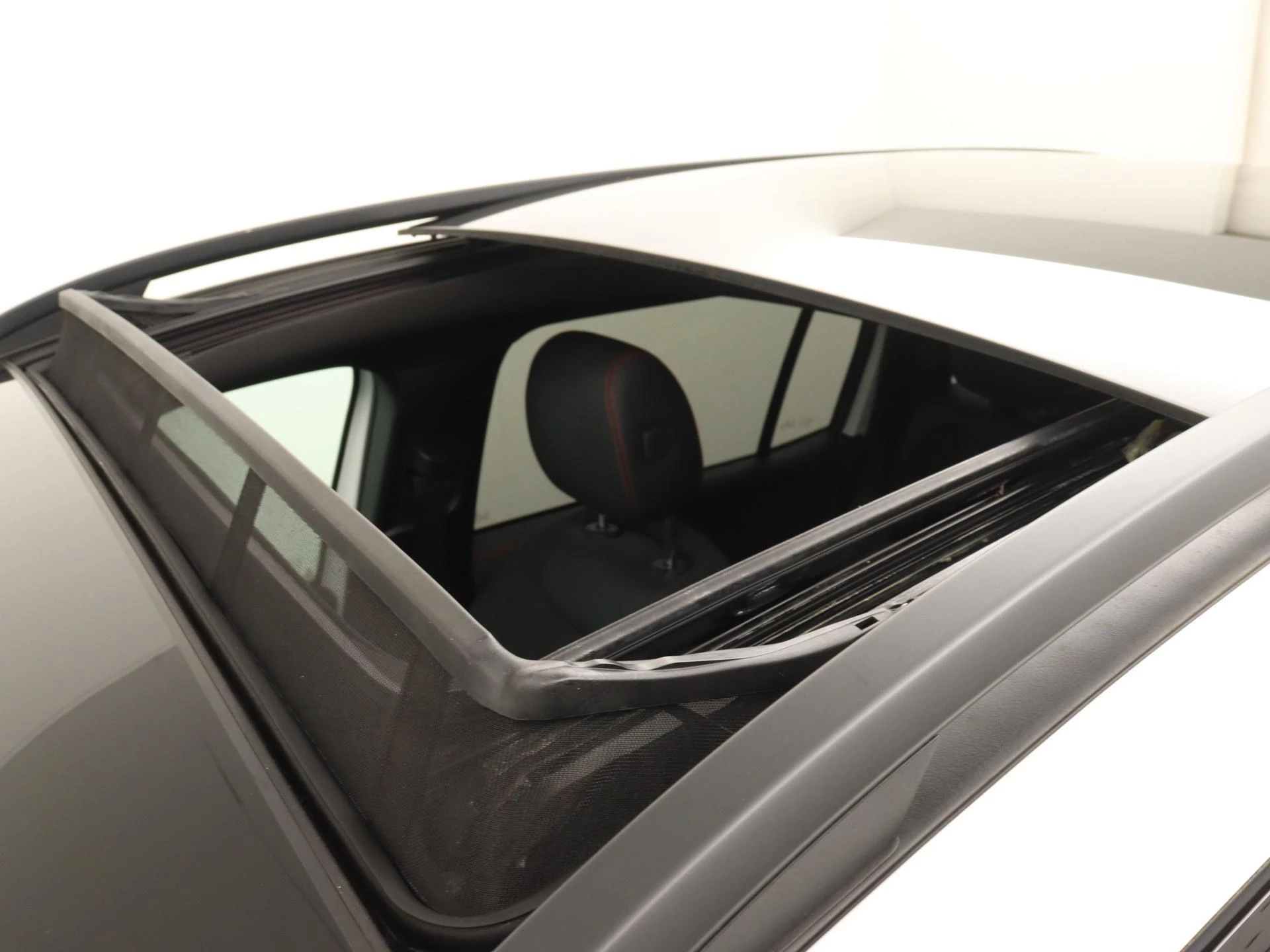 Mercedes-Benz-GLB-image-2