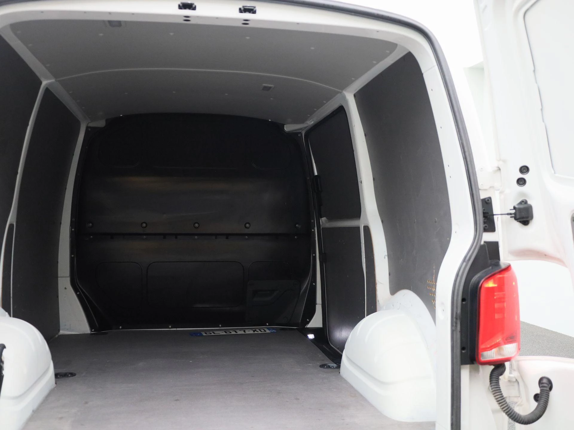Volkswagen-Transporter-image-15
