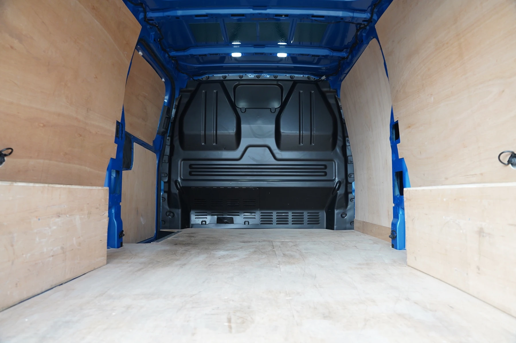 Volkswagen-Transporter-image-10