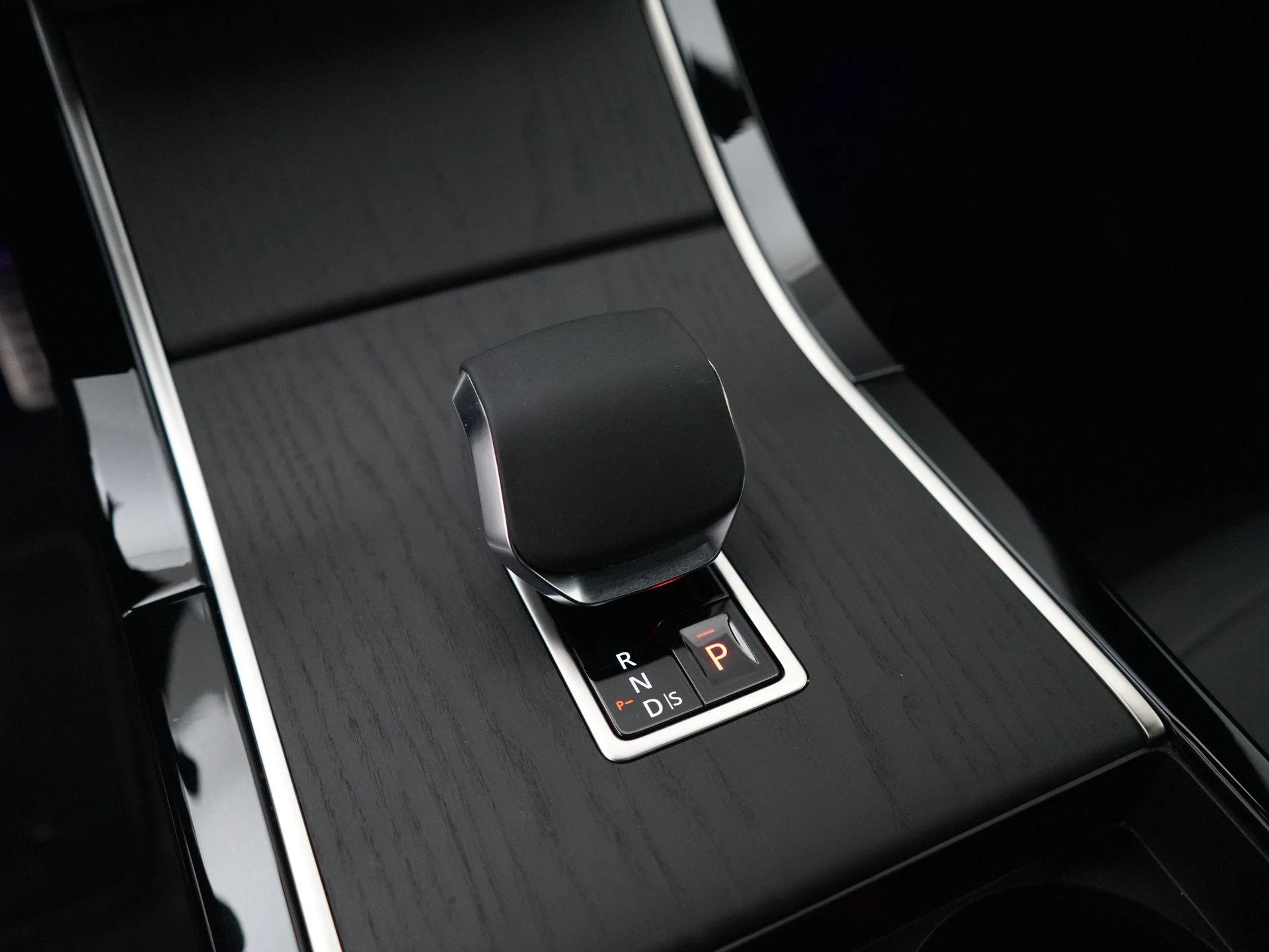 Land Rover-Range Rover Evoque-image-18