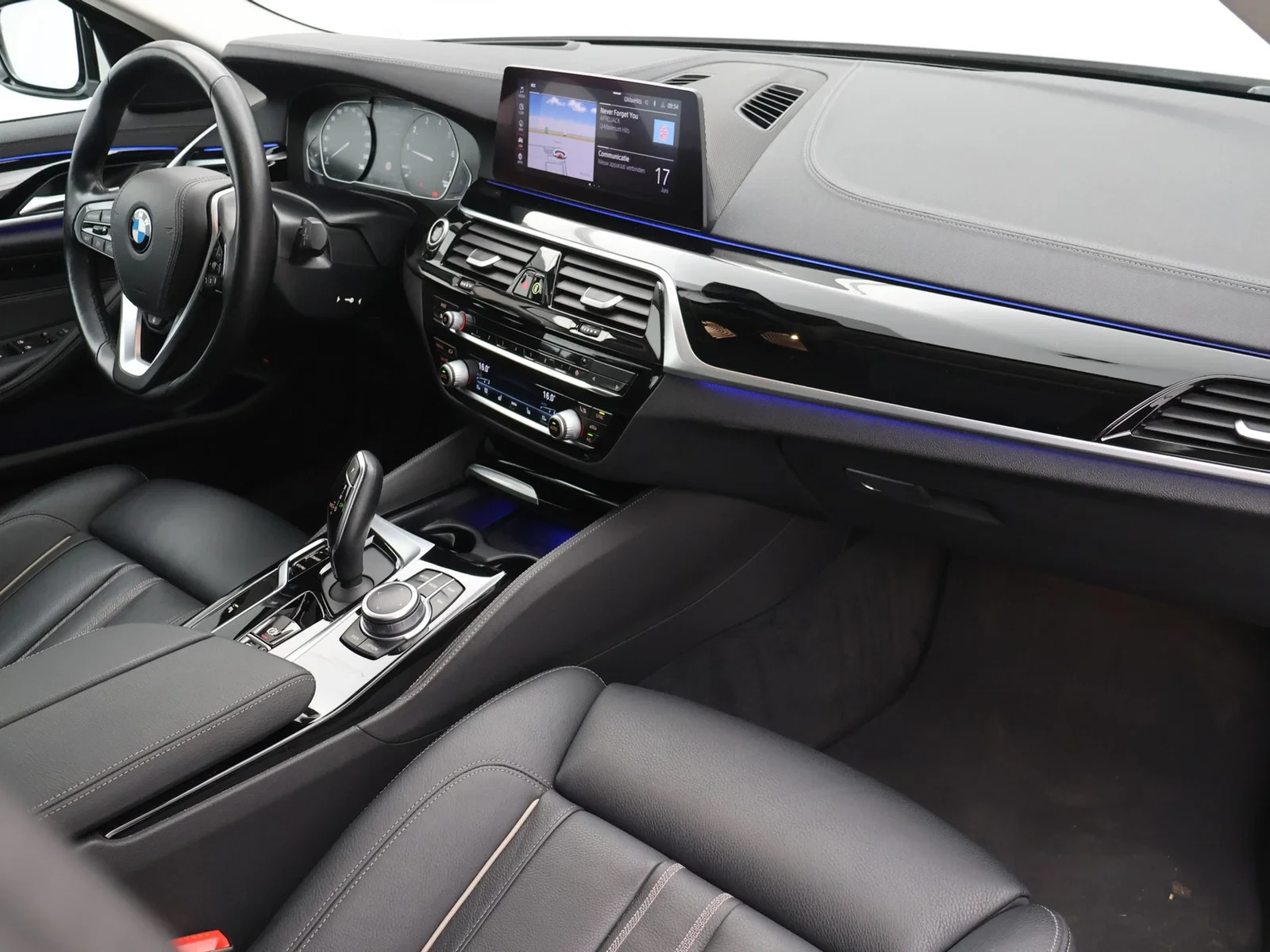 BMW Série 5 SW (G31LCI) Touring 520iA 184PK *AUTOMAAT*PANO DAK*LEDER*SFEERVERLICHTING*NAVI*BLTH*CRUISE*APP CONNECT*FULL LED*...