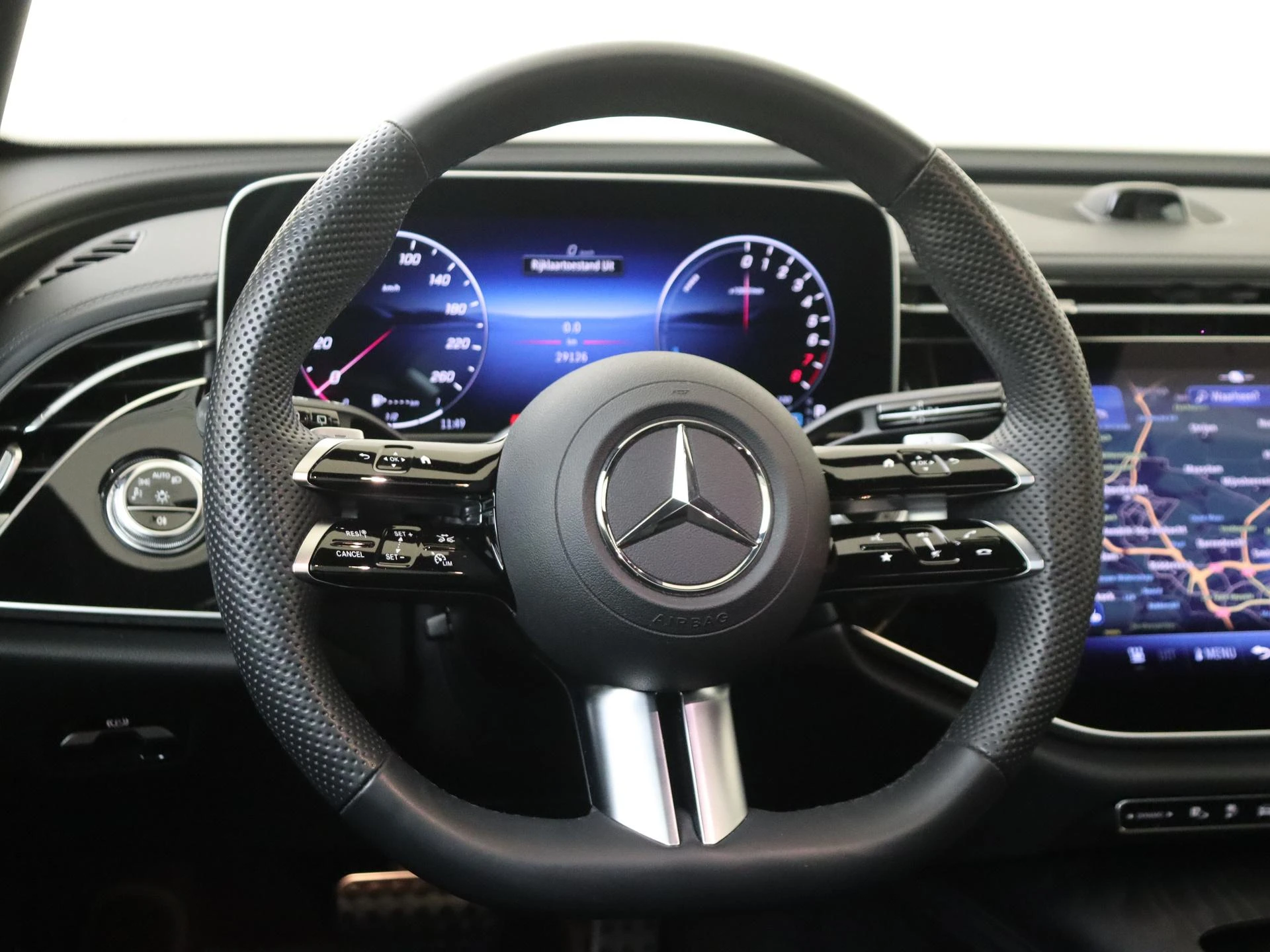Mercedes-Benz-E-Klasse-image-14