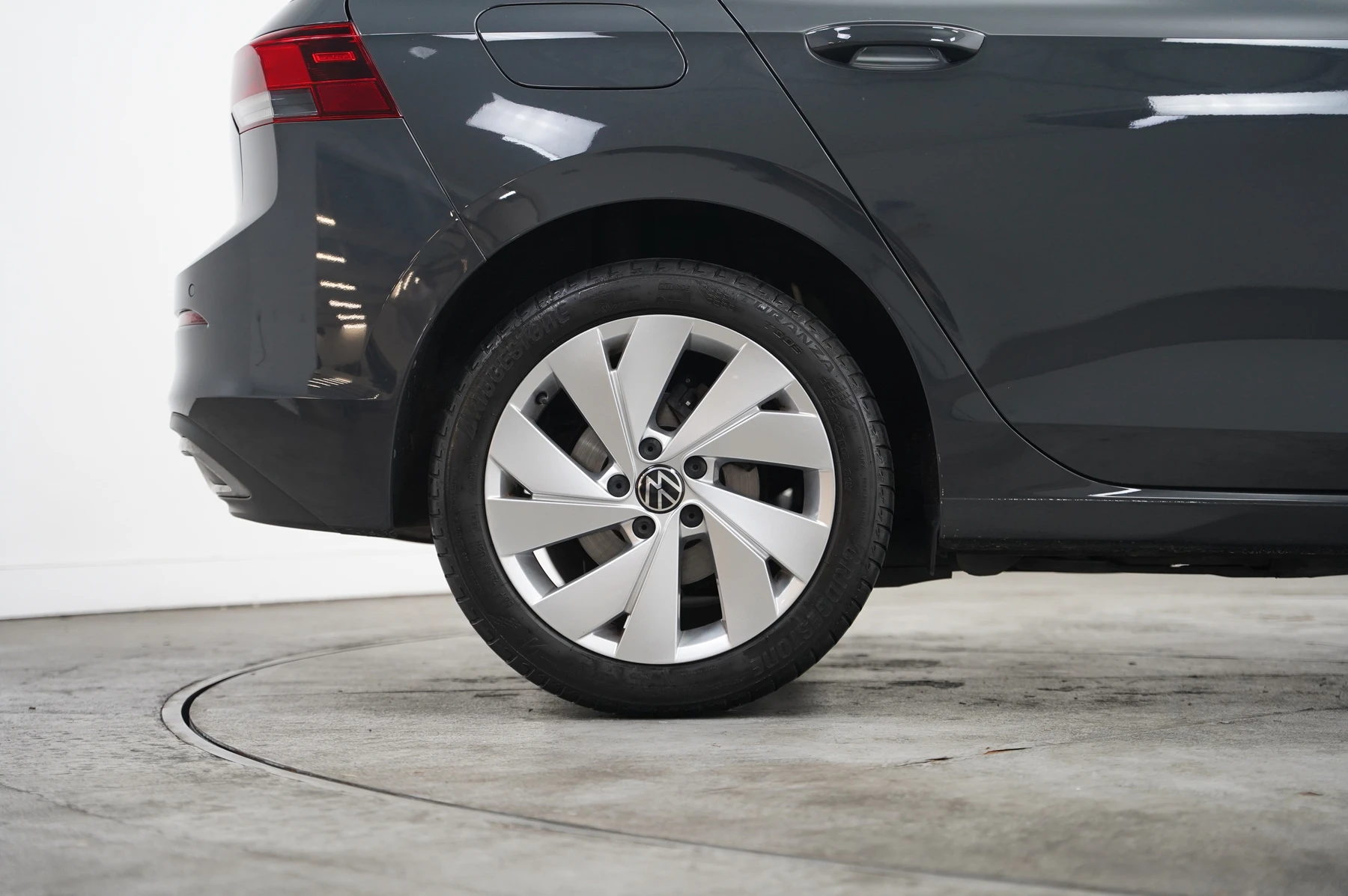 Volkswagen-Golf-image-23