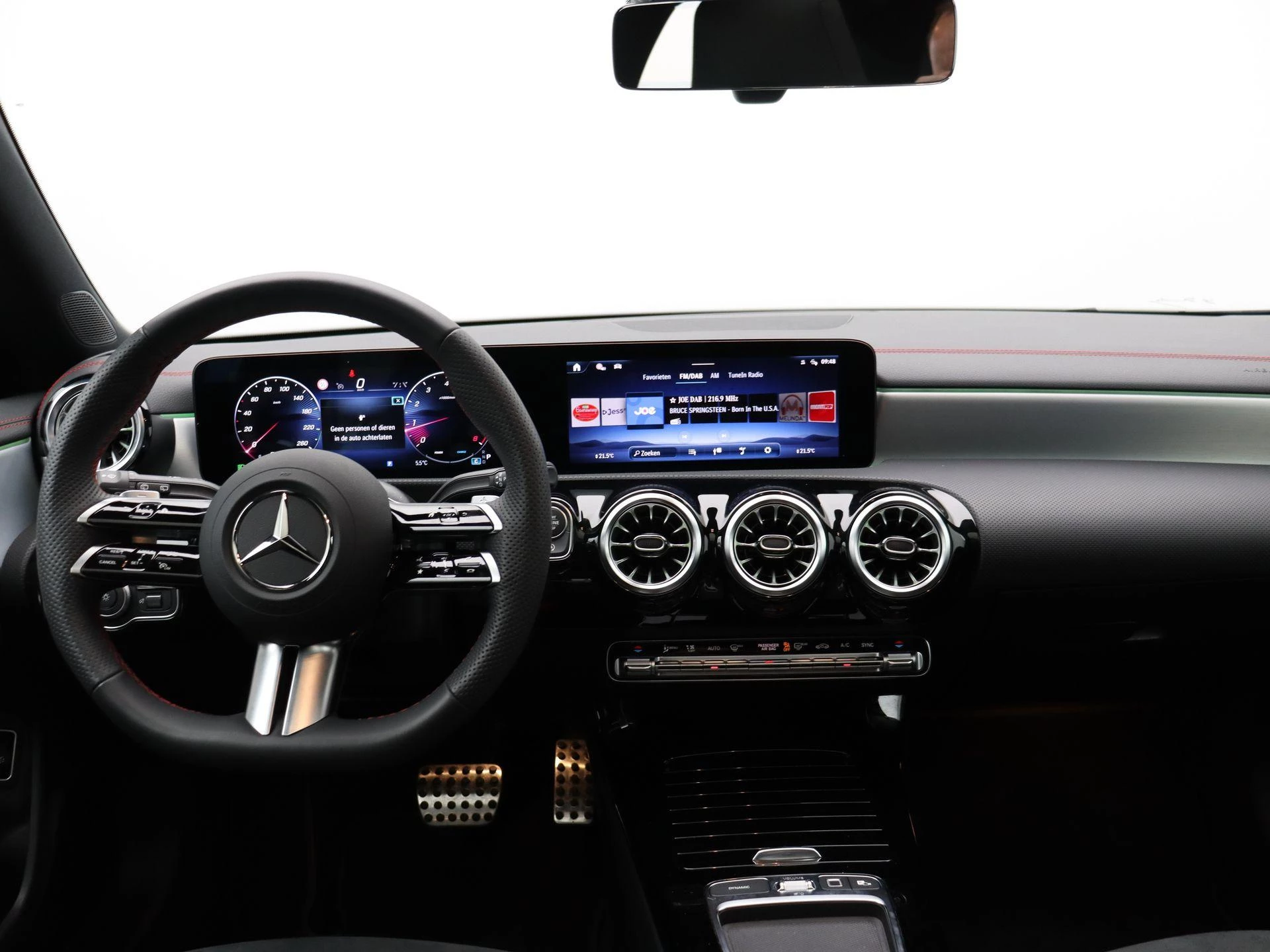 Mercedes-Benz-CLA-image-18