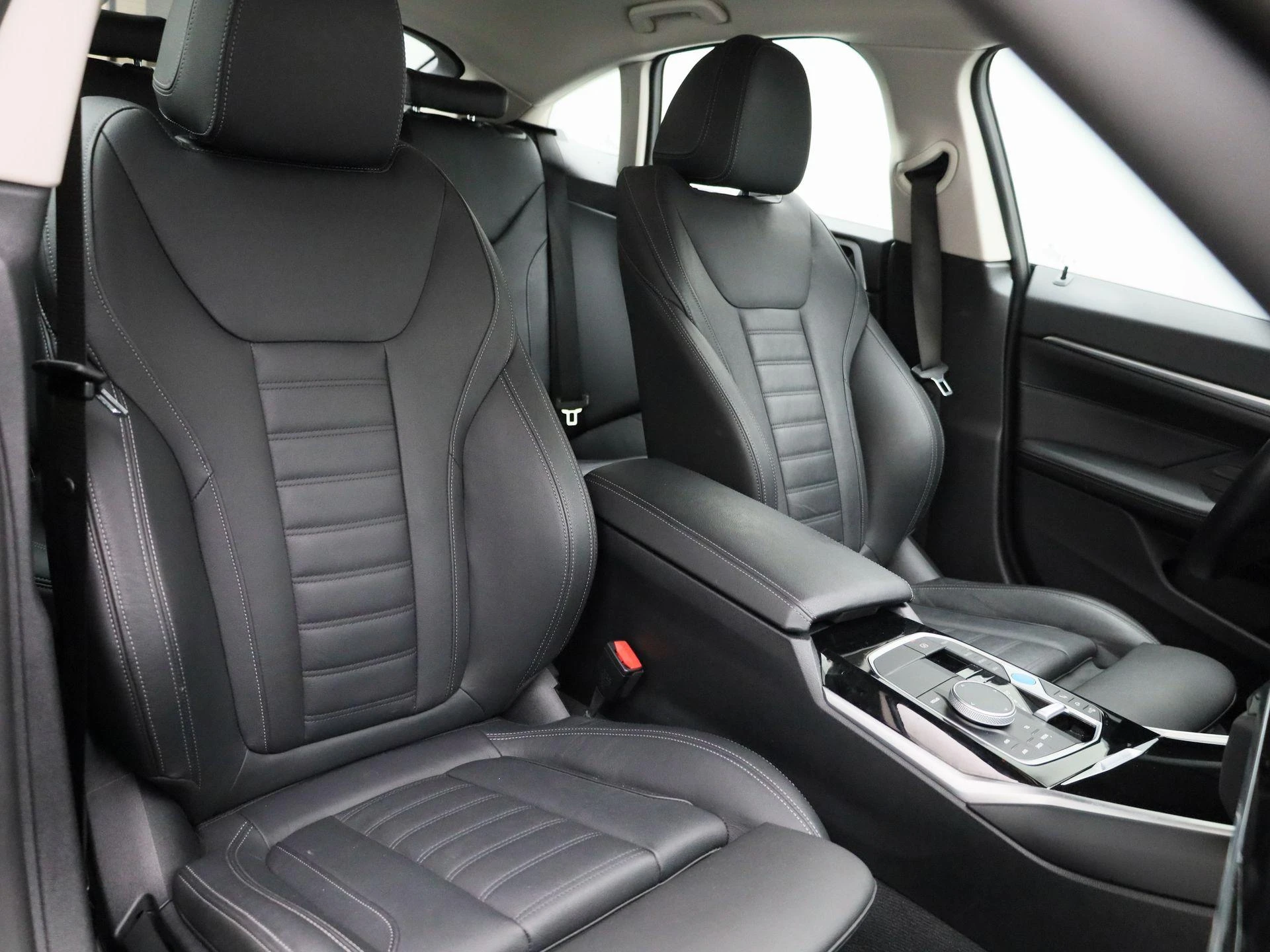 BMW-i4-image-37