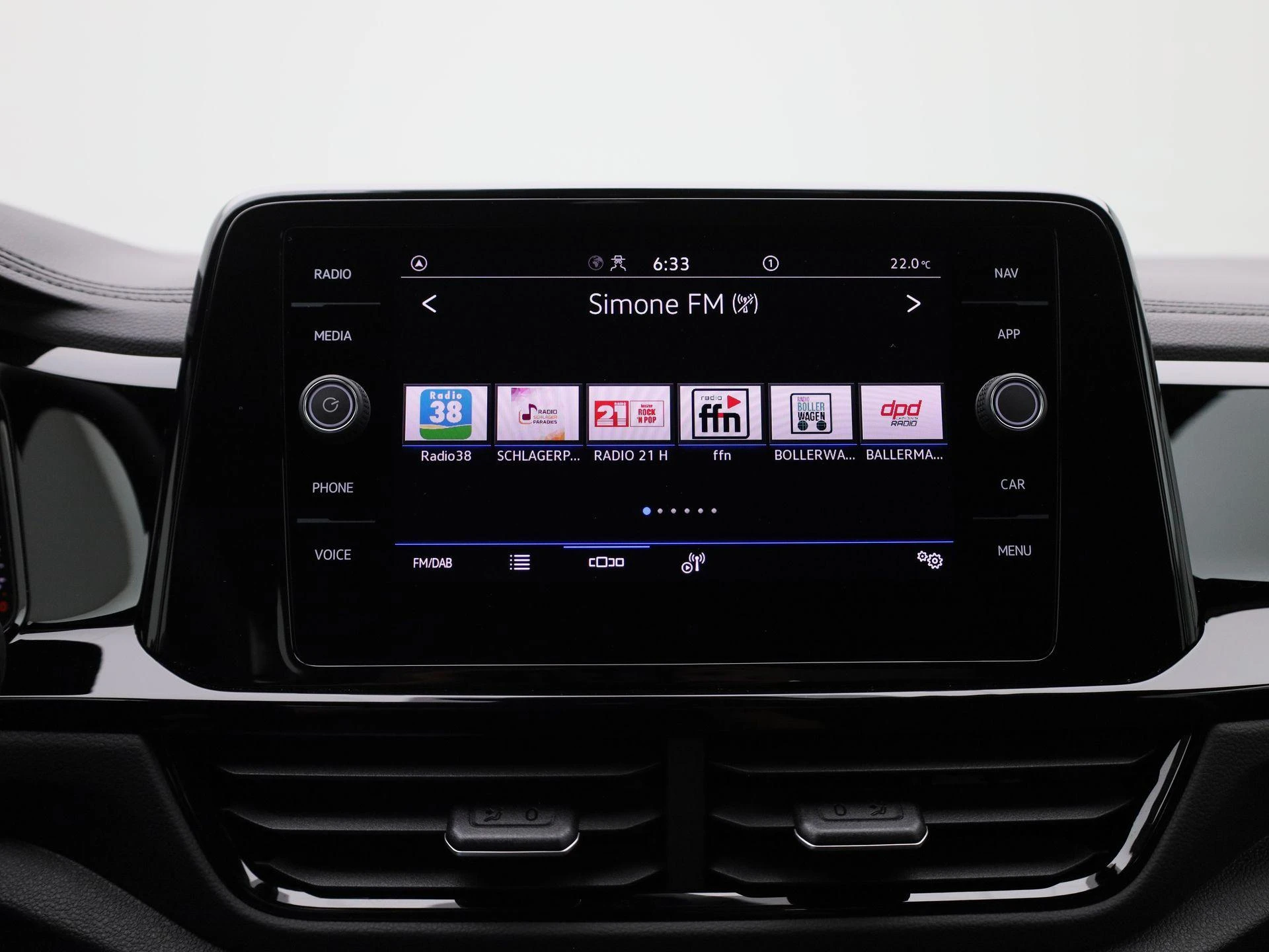 Volkswagen-T-Roc-image-18