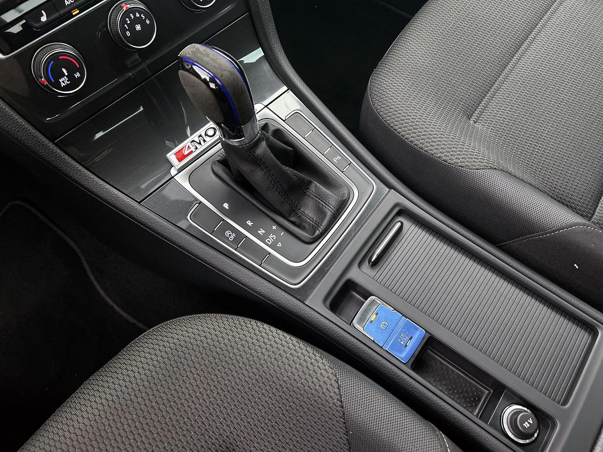 Volkswagen-Golf-image-25