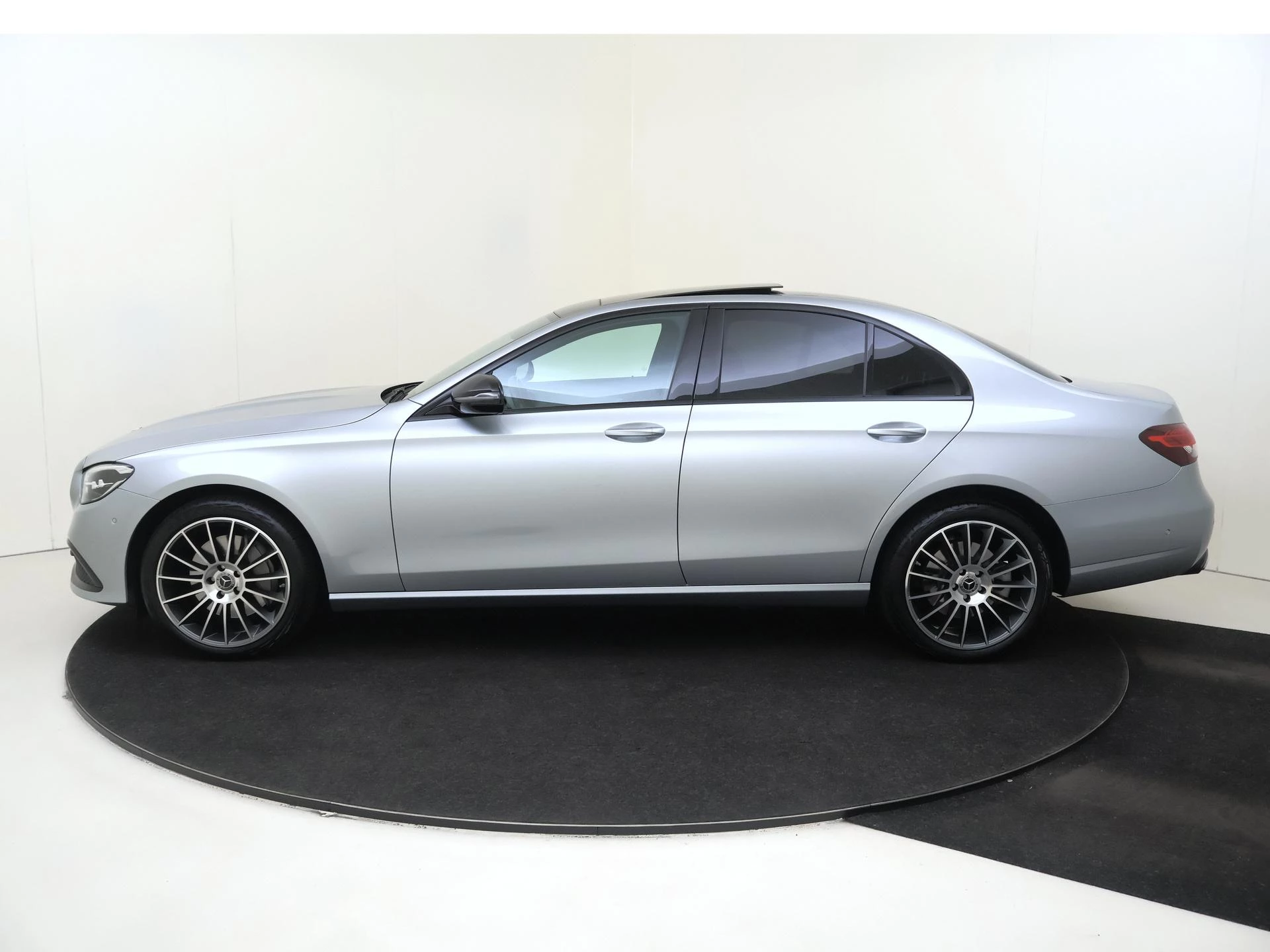 Mercedes-Benz-E-Klasse-image-8