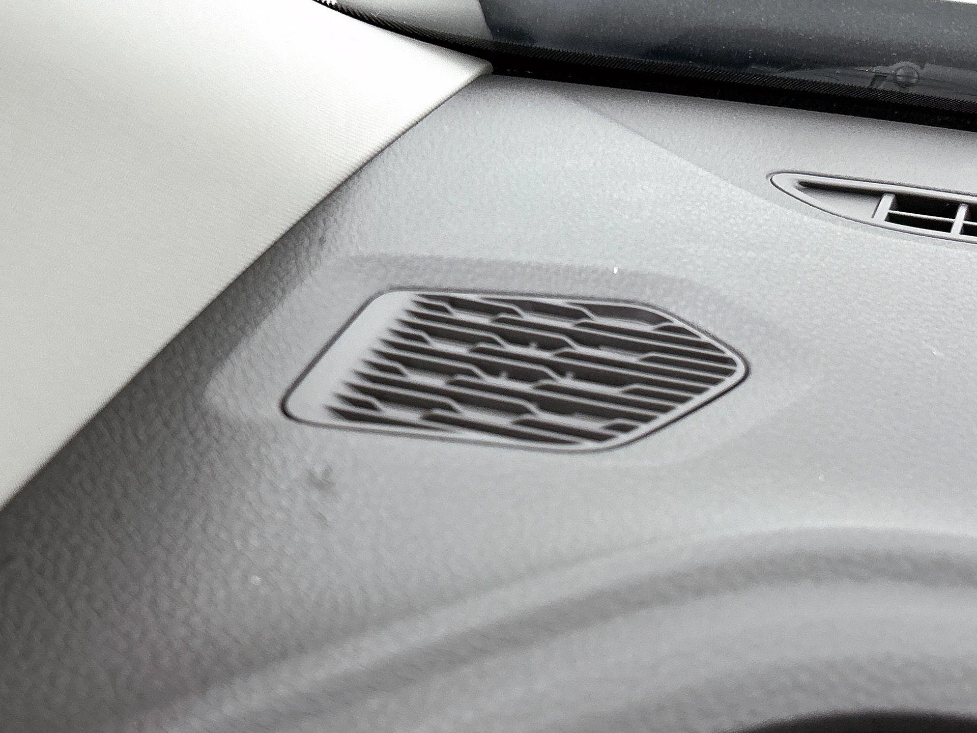 Volkswagen-Transporter-image-16