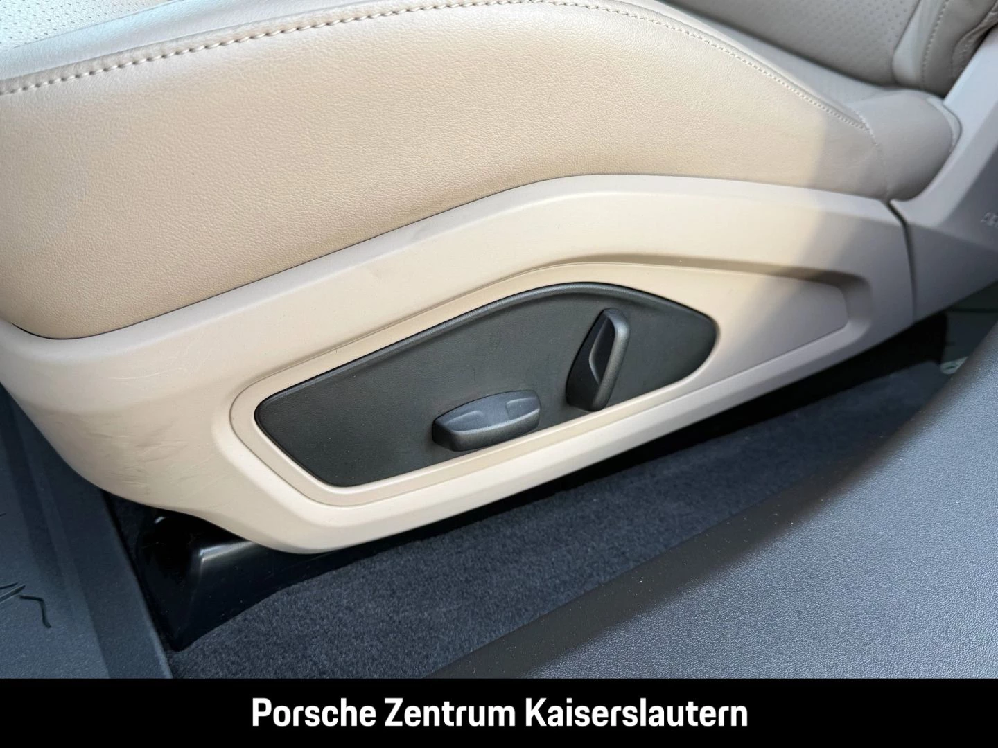Porsche Taycan Surround-View Luftfederung Panoramadach -