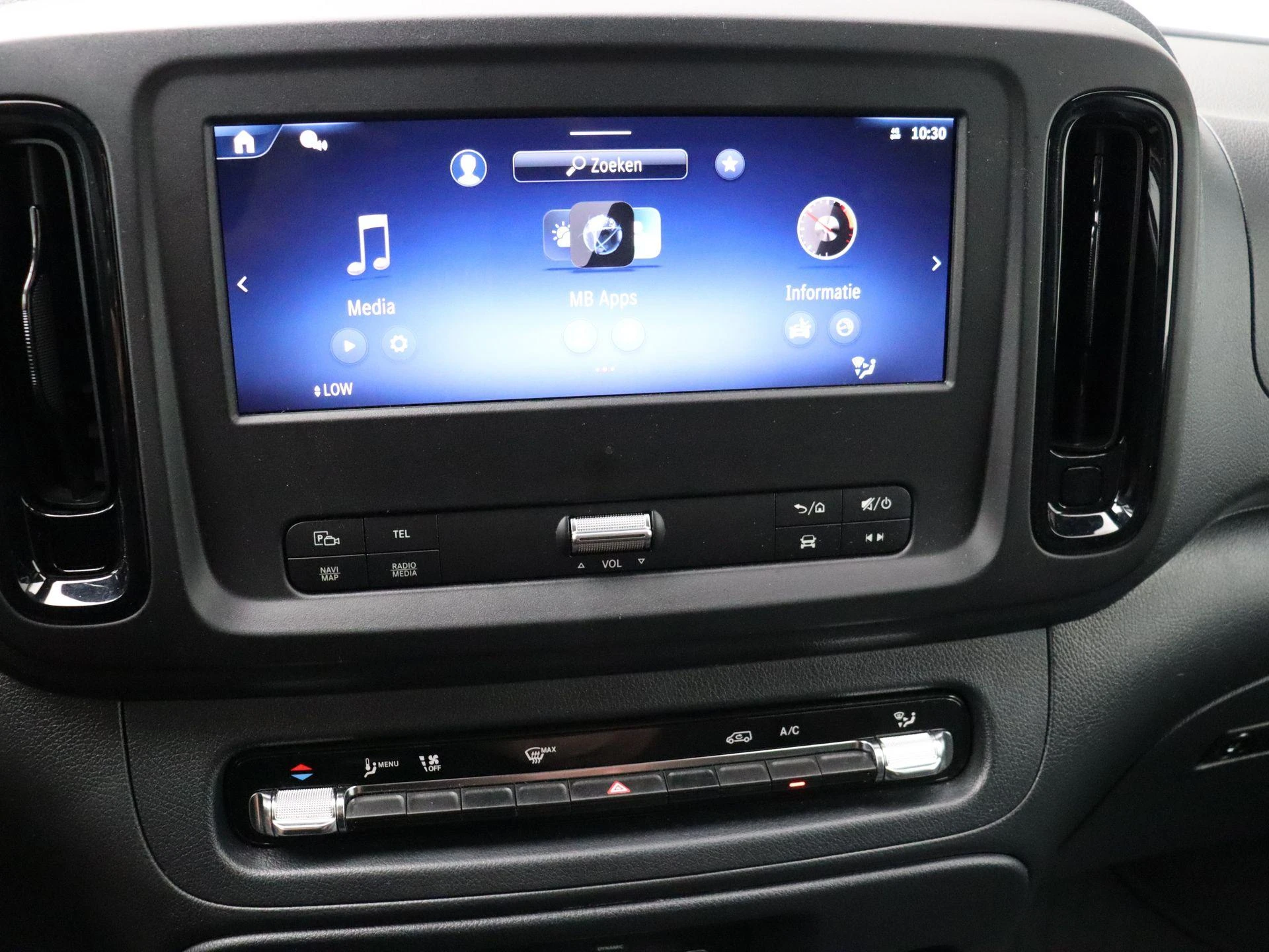 Mercedes-Benz-Vito-image-16