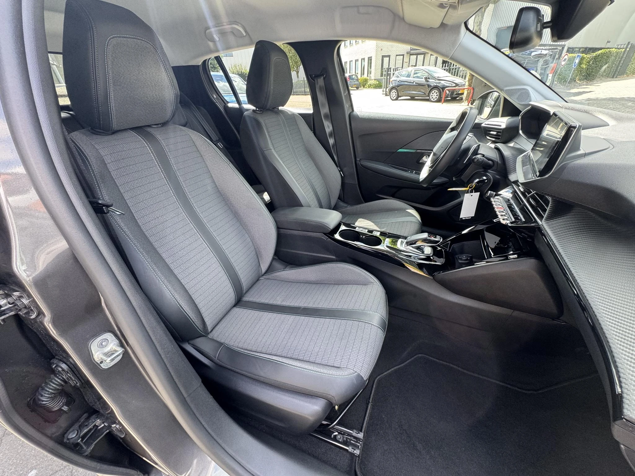 Peugeot-208-image-14