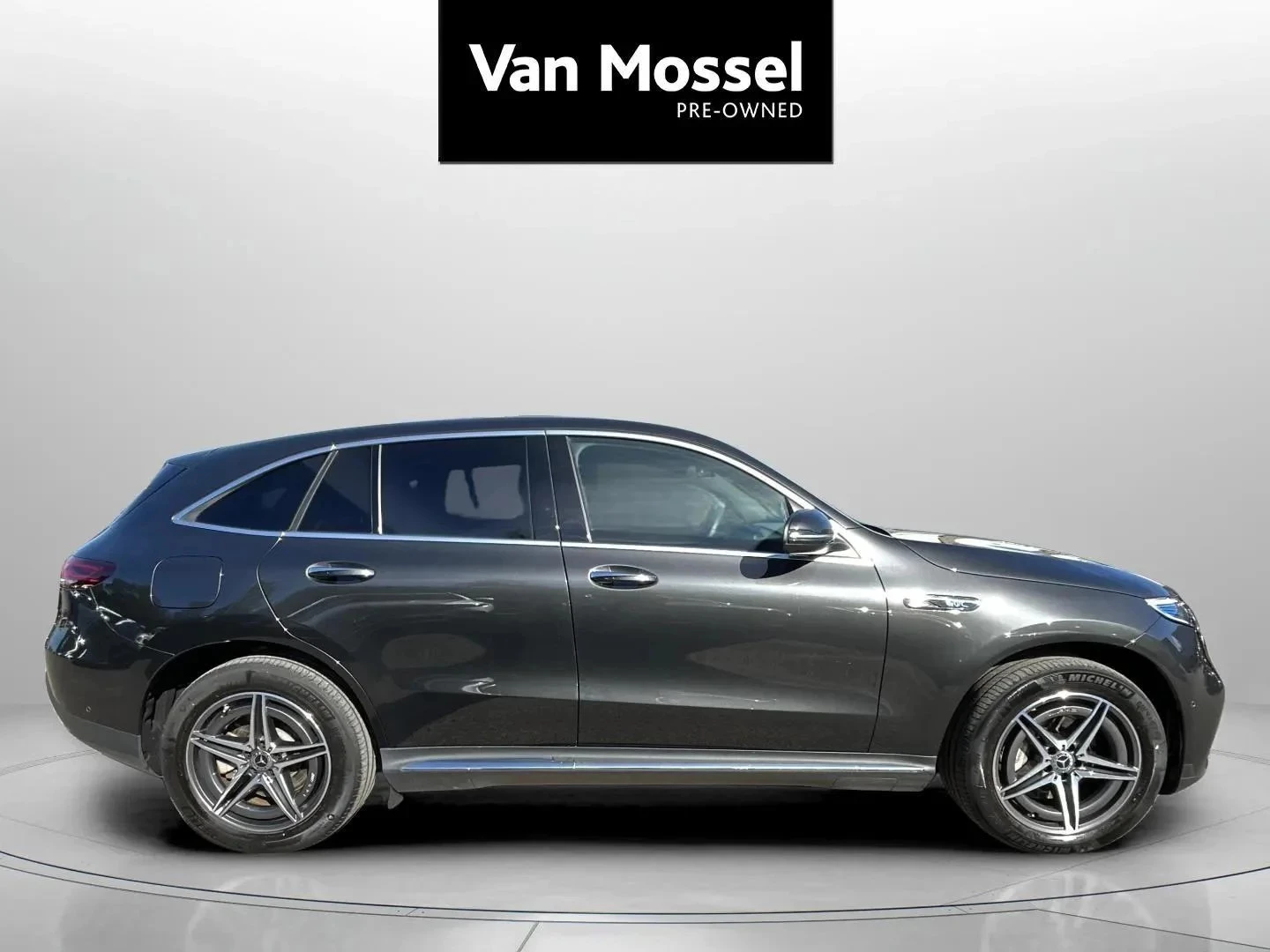 Mercedes-Benz-EQC-image-3