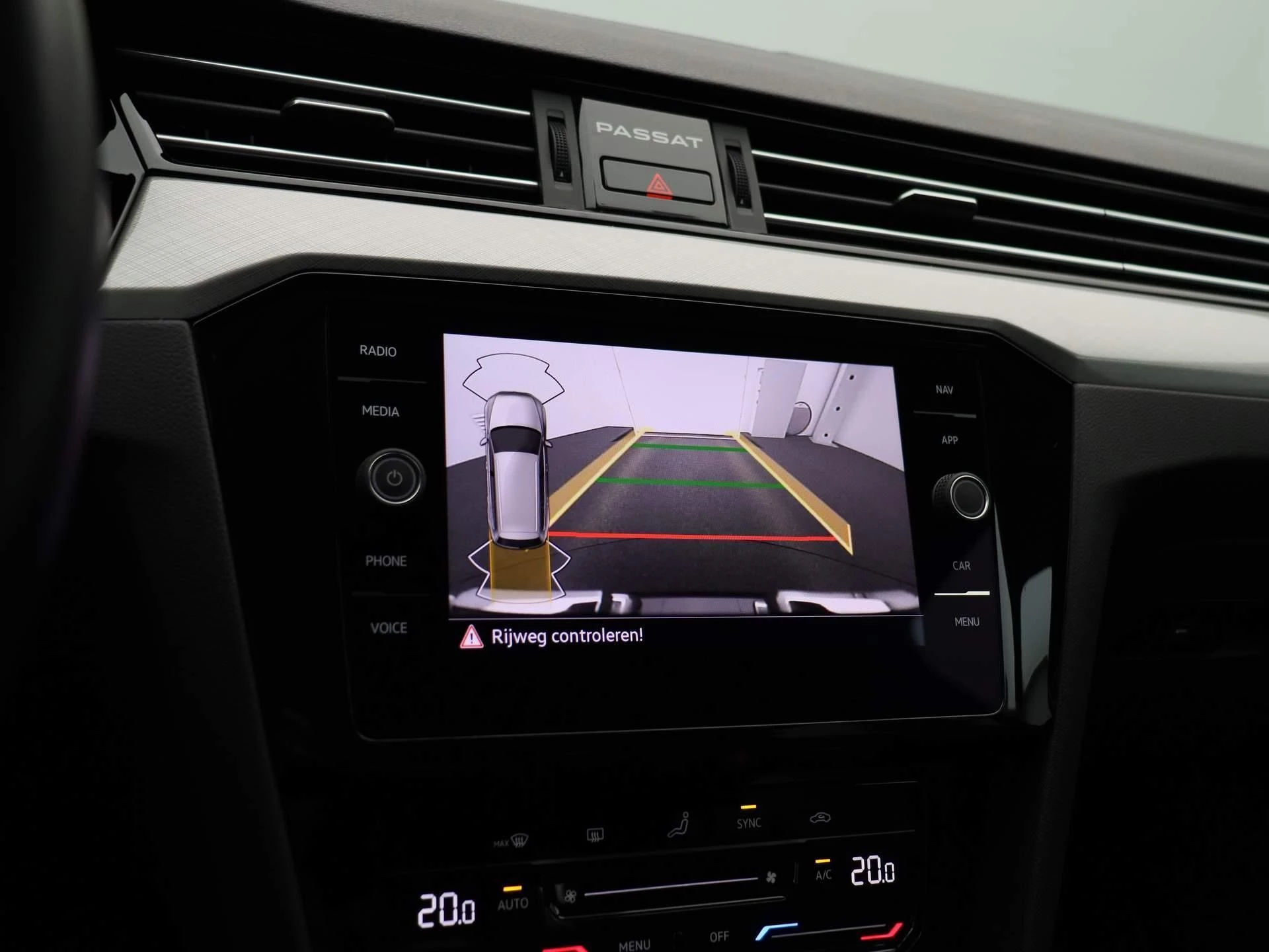 Volkswagen-Passat-image-18