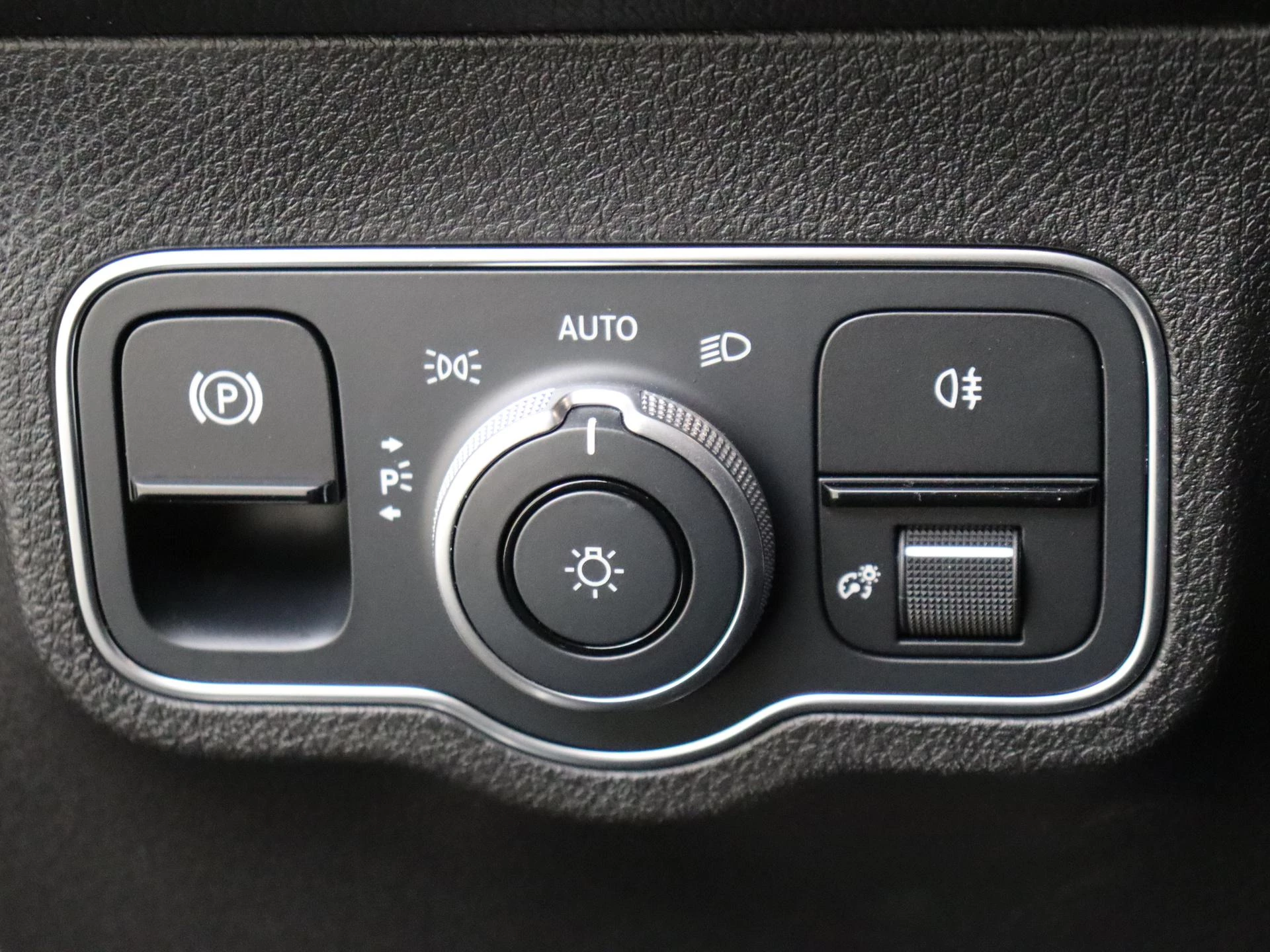 Mercedes-Benz-EQB-image-25