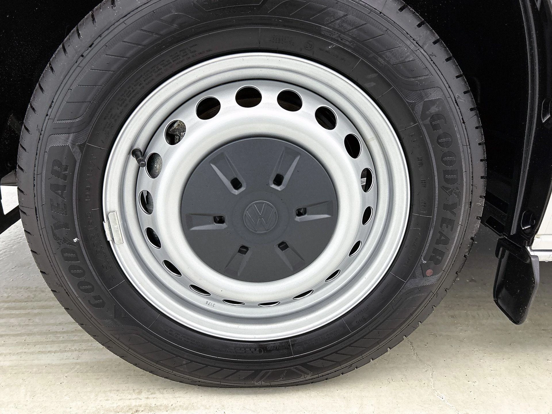 Volkswagen-Transporter-image-9