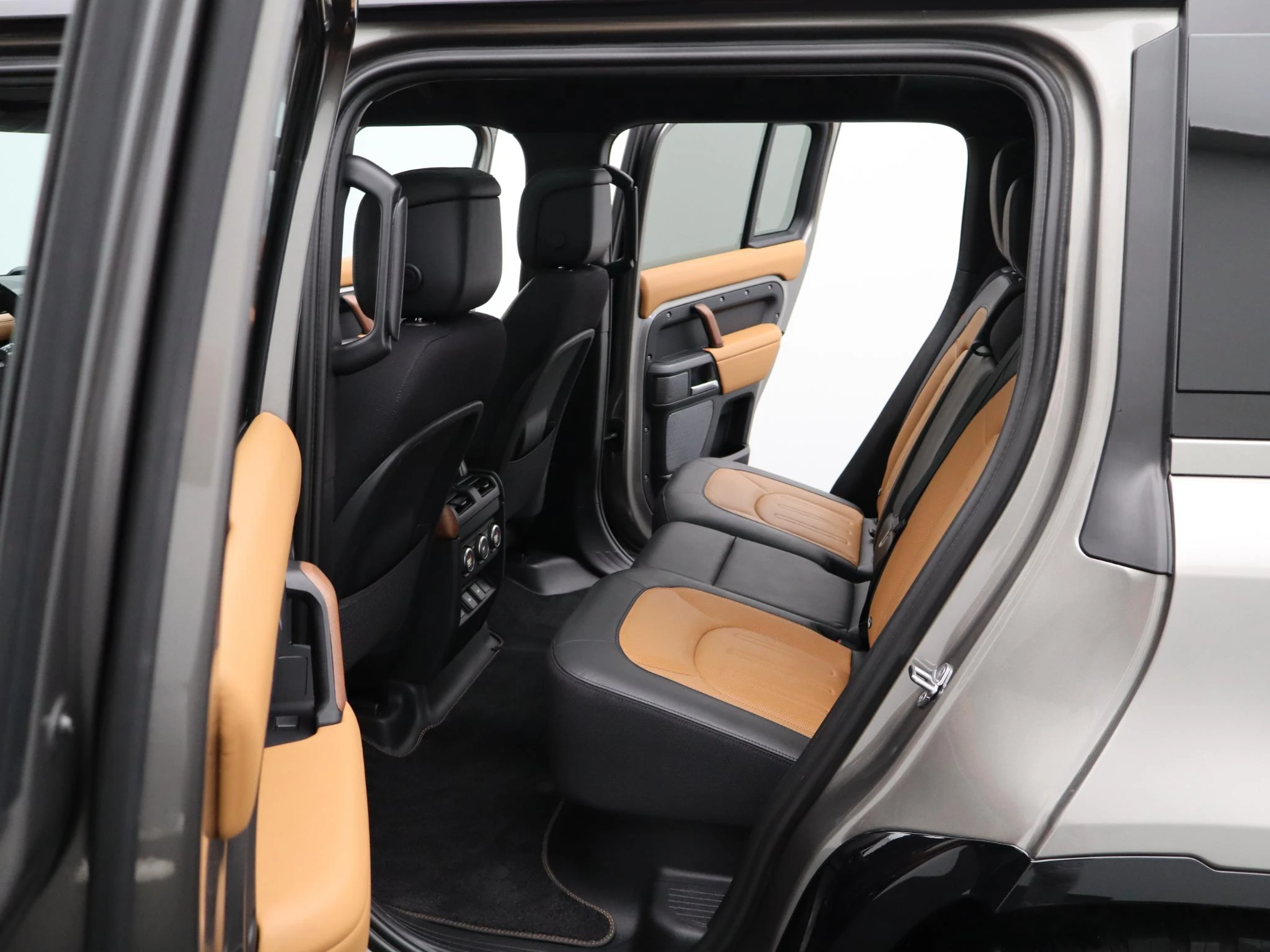 Land Rover-Defender-image-12