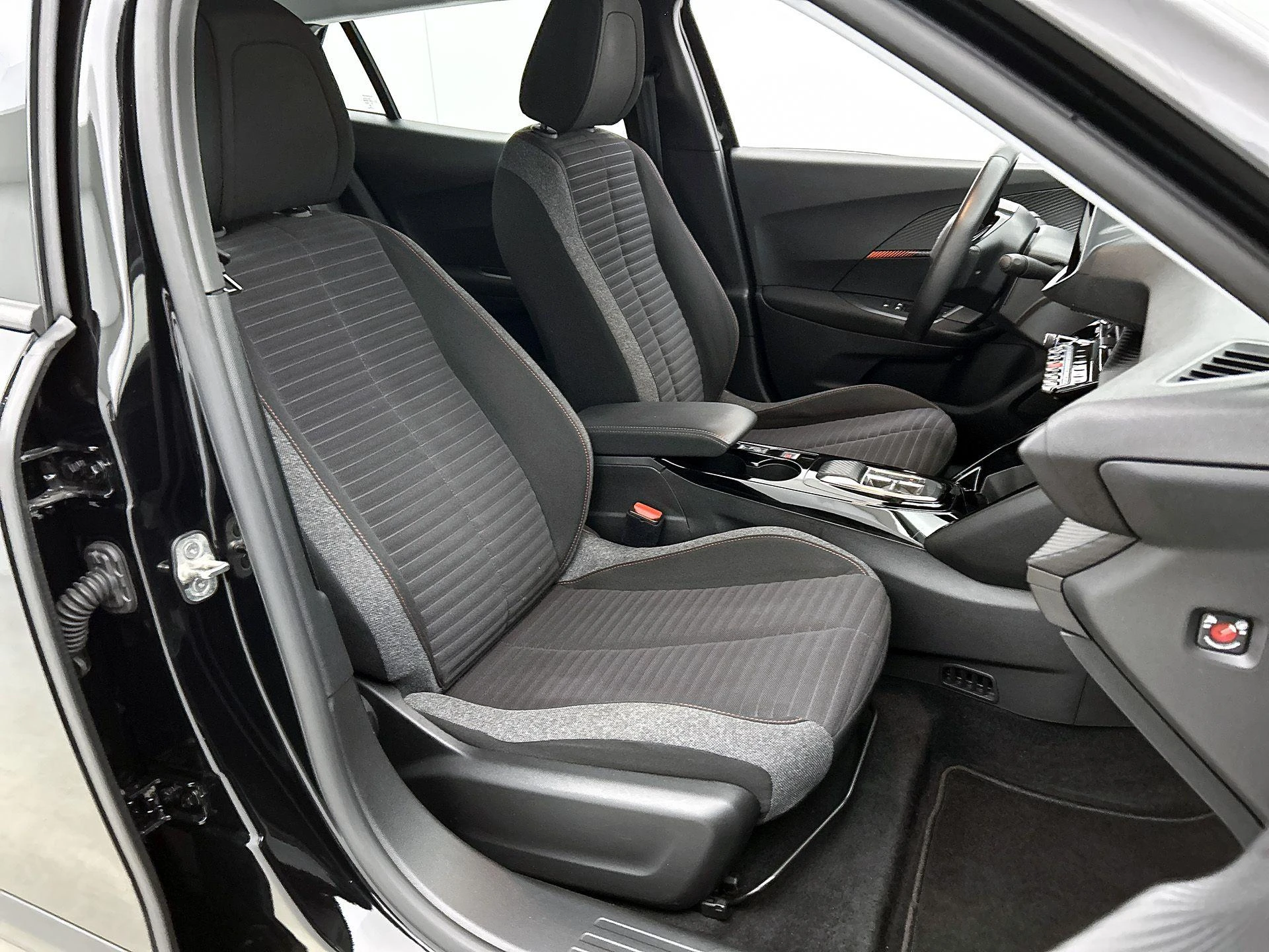 Peugeot-e-2008-image-38