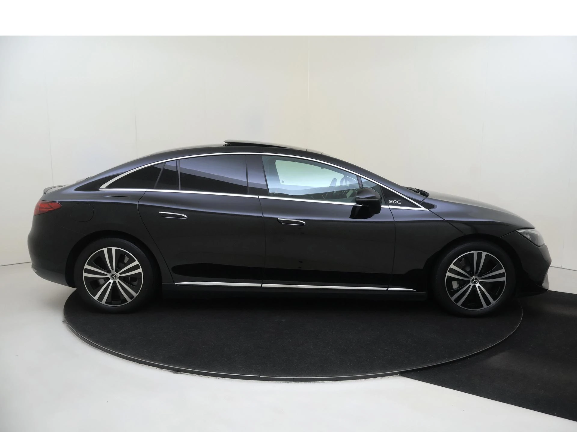 Mercedes-Benz-EQE-image-8