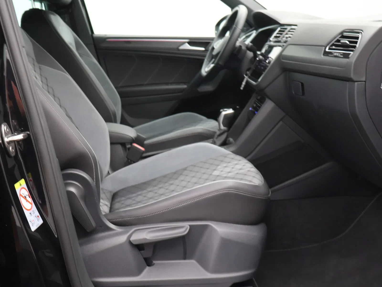 Volkswagen Tiguan Tiguan 1.5 TSI R-Line 150PK *AUTOMAAT*NAVI*BLTH*CRUISE*PDC*ZETELVERWARMING*SPORTSEATS*...