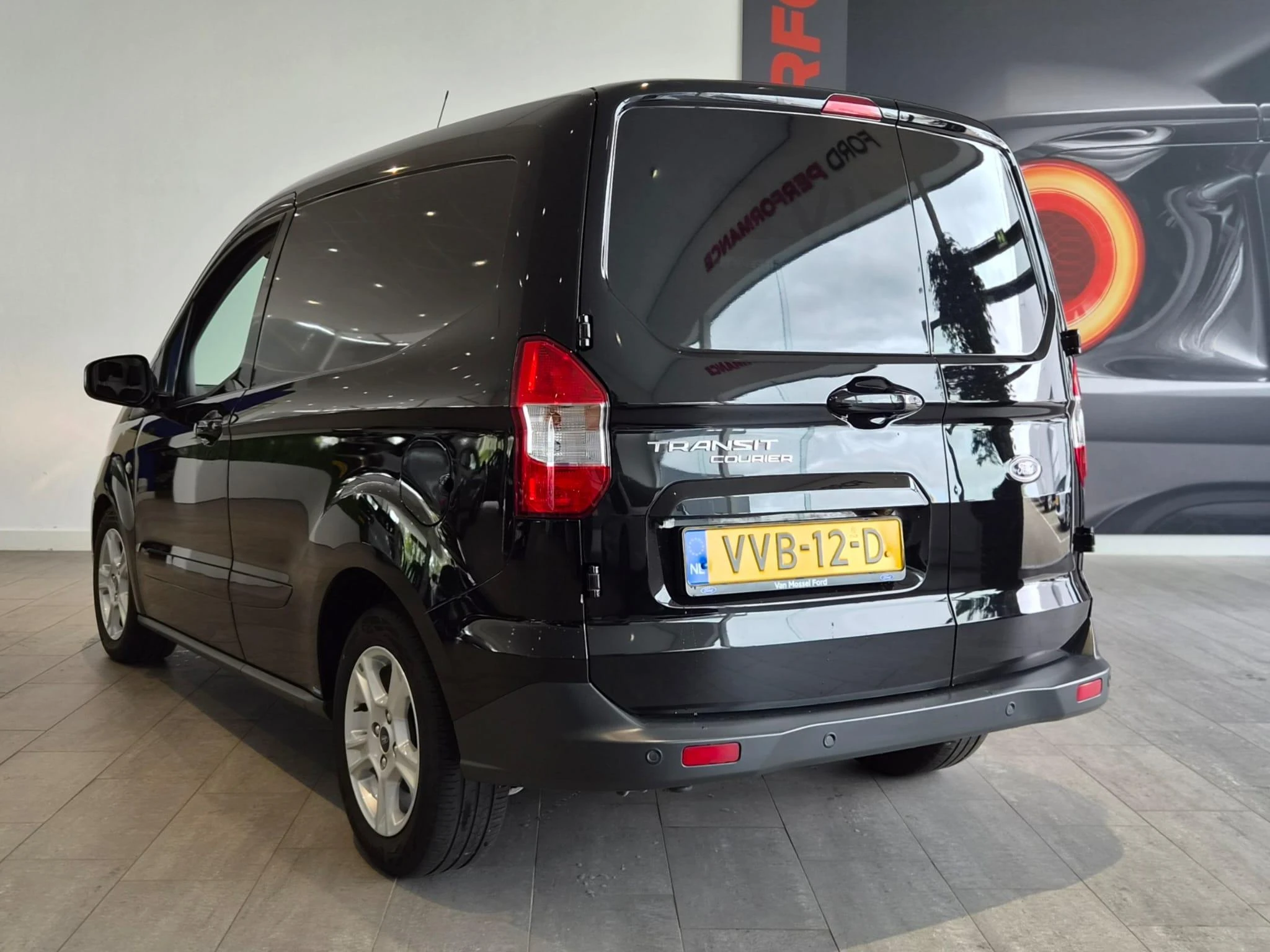 Ford-Transit Courier-image-3