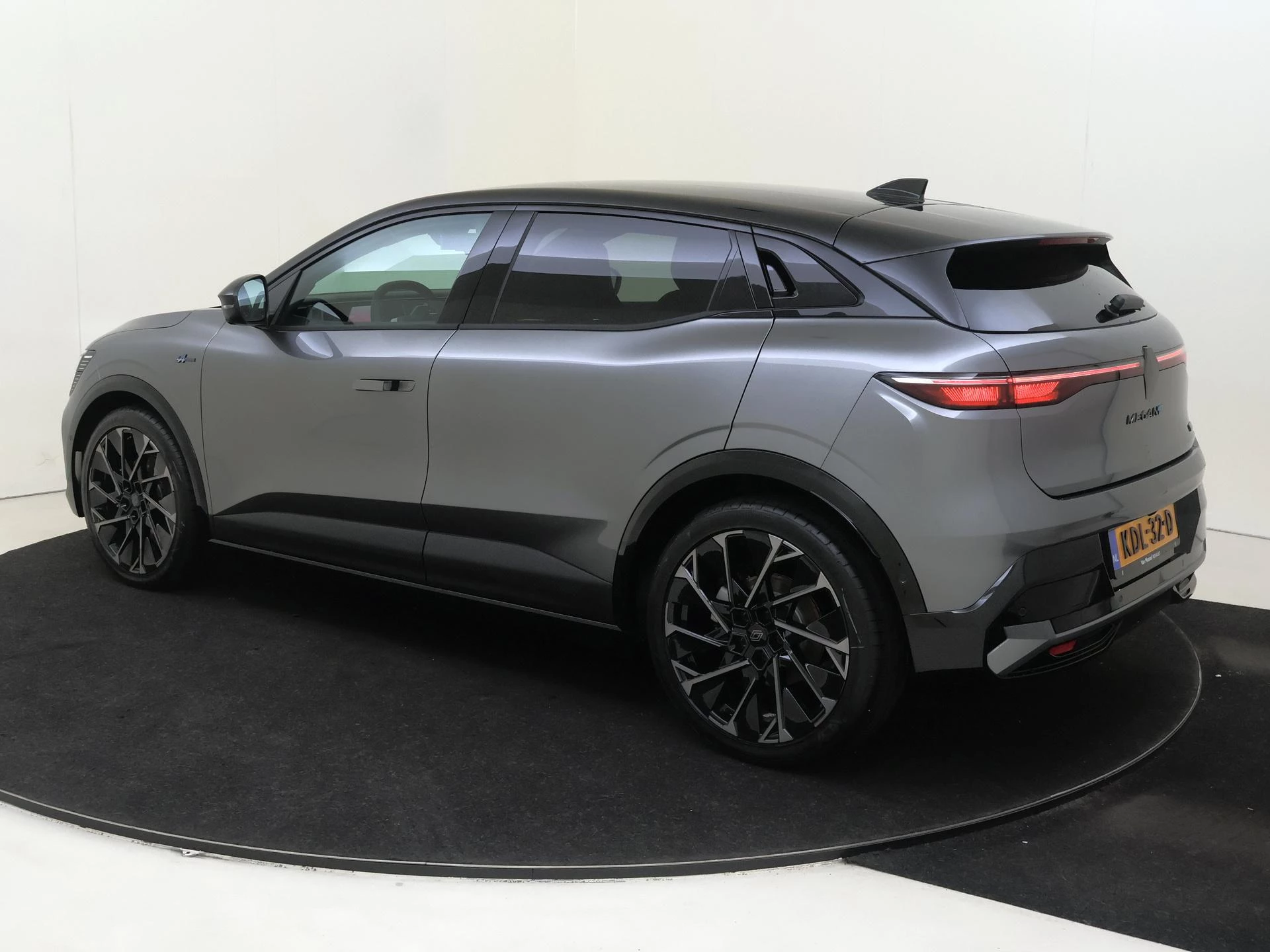 Renault-Megane E-Tech-image-2