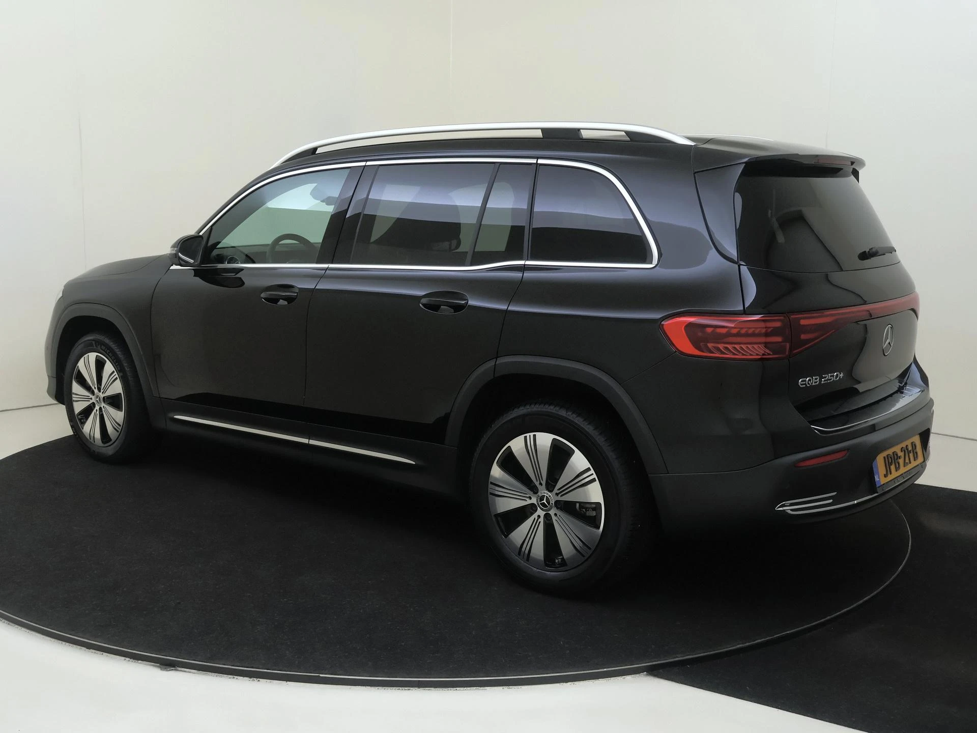 Mercedes-Benz-EQB-image-2