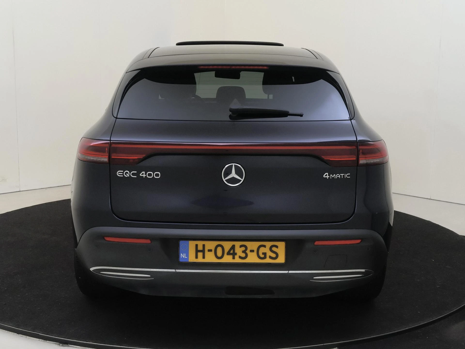 Mercedes-Benz-EQC-image-6
