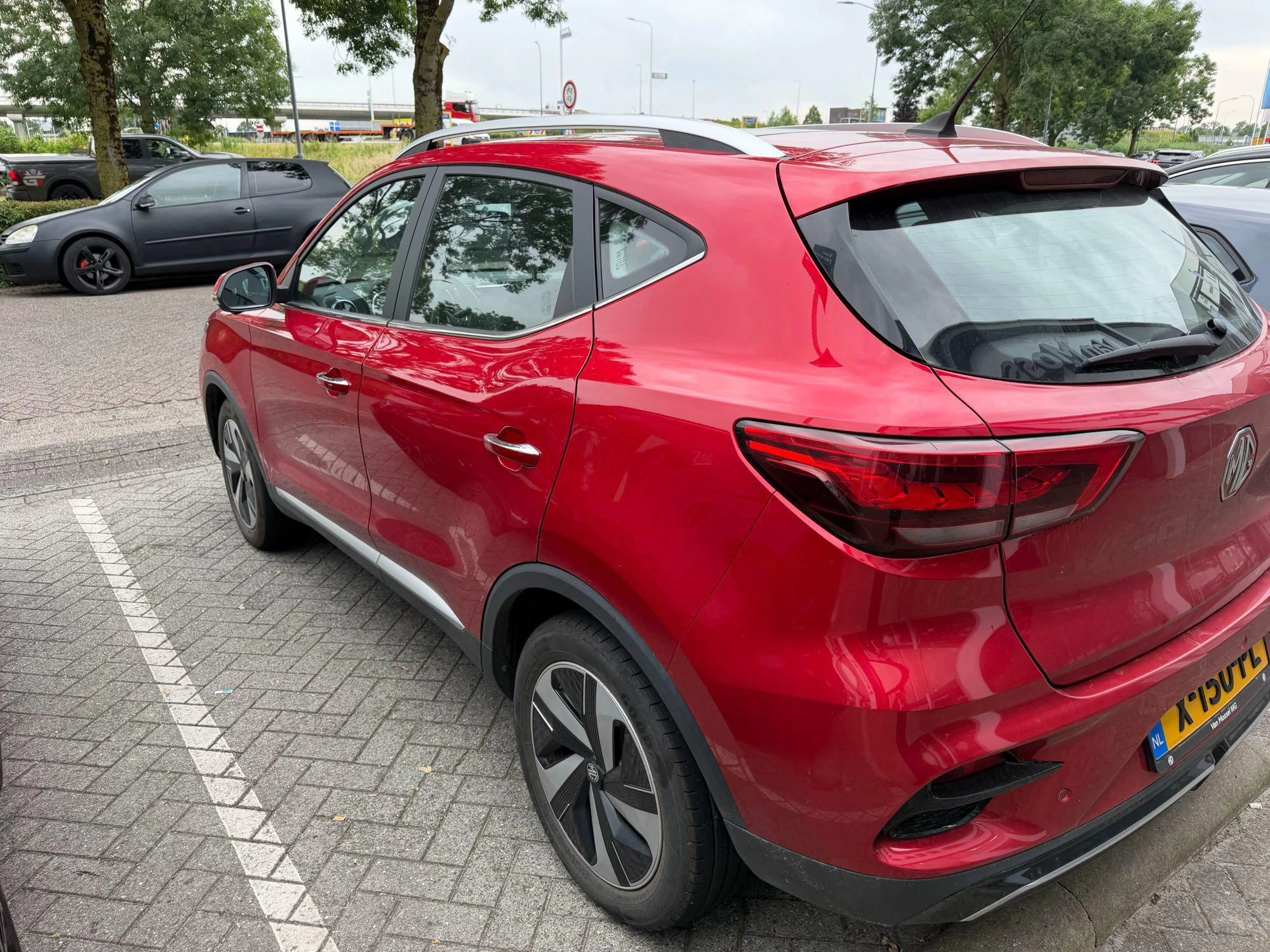 MG-ZS EV-image-1