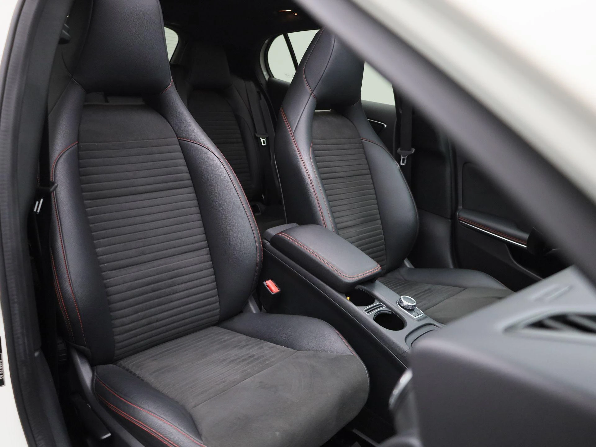 Mercedes-Benz-GLA-image-35