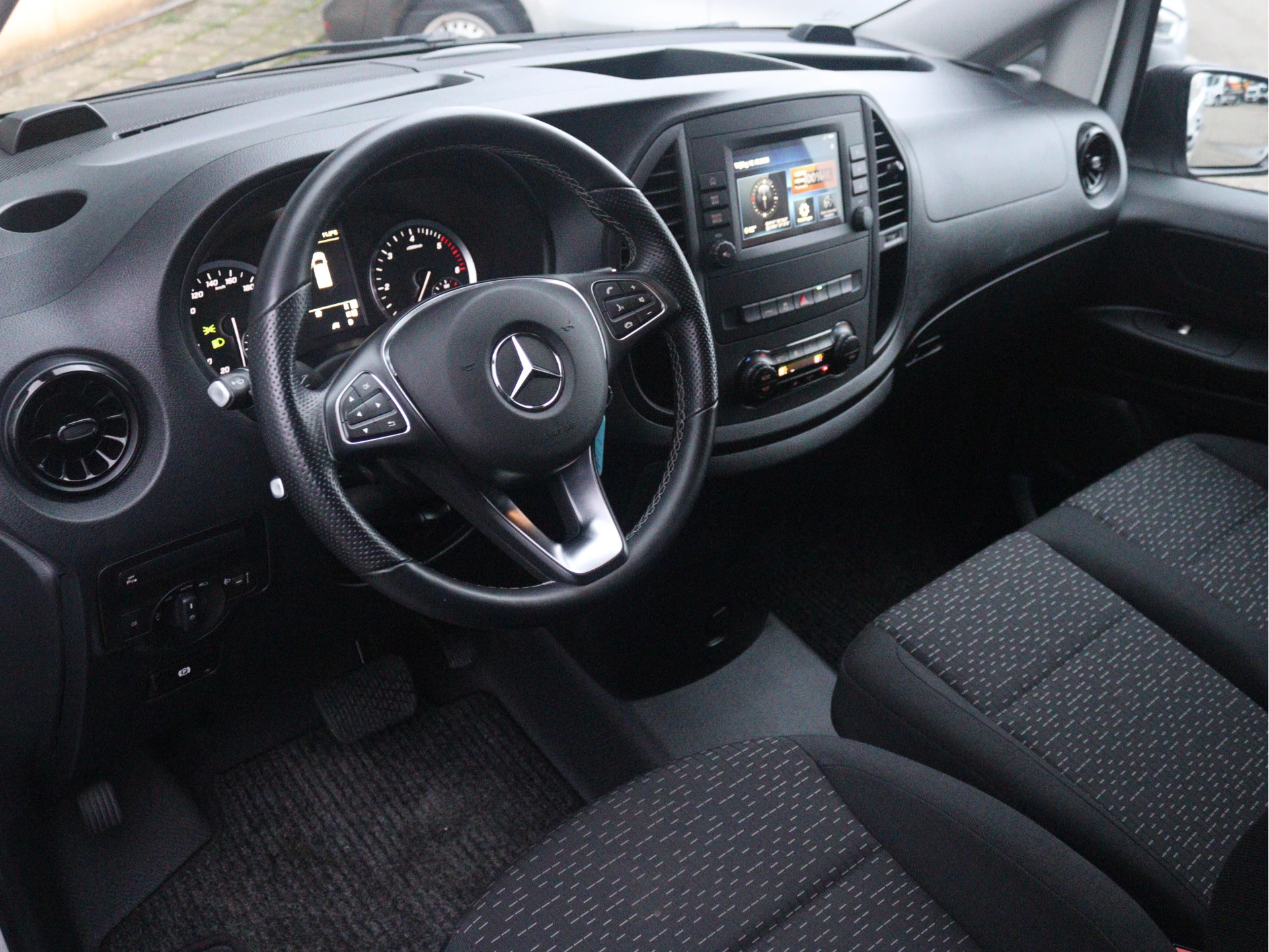 Mercedes-Benz-Vito-image-3