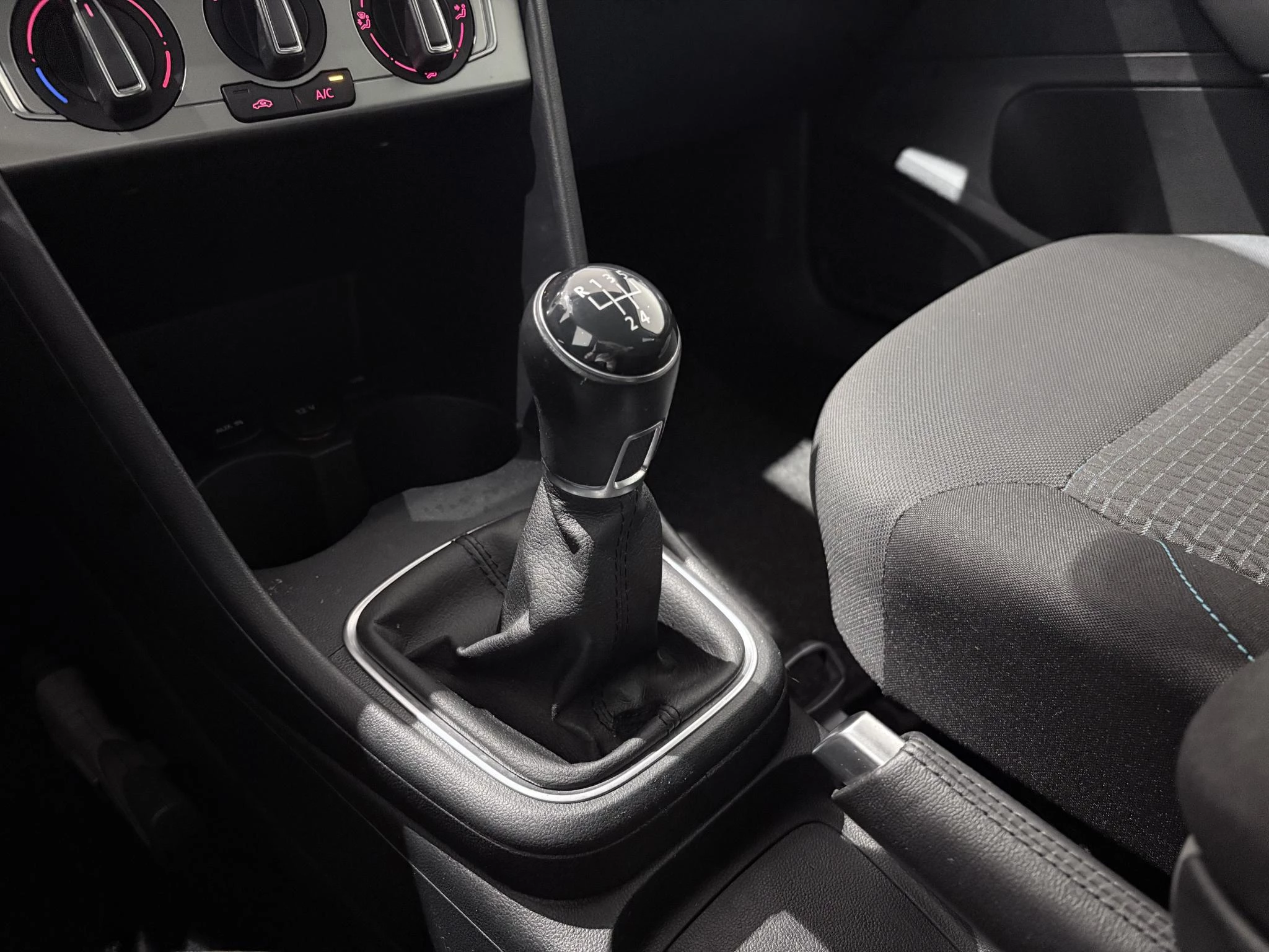 Volkswagen-Polo-image-23