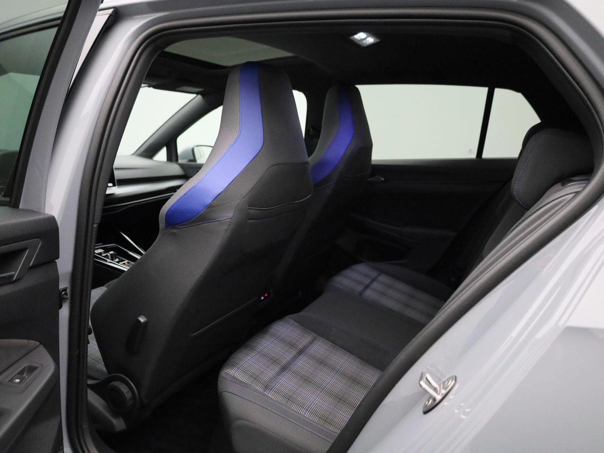 Volkswagen-Golf-image-9