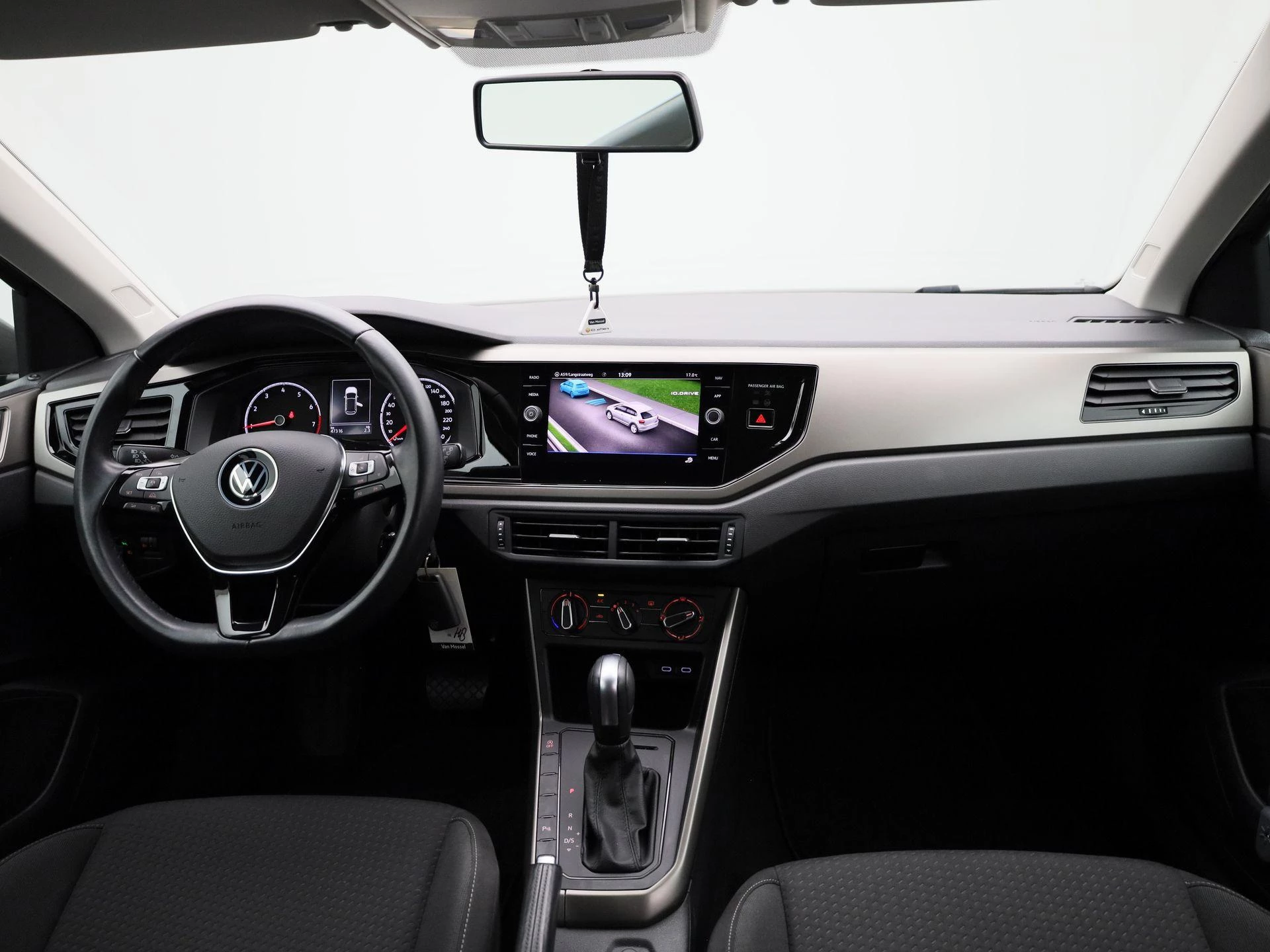 Volkswagen-Polo-image-33