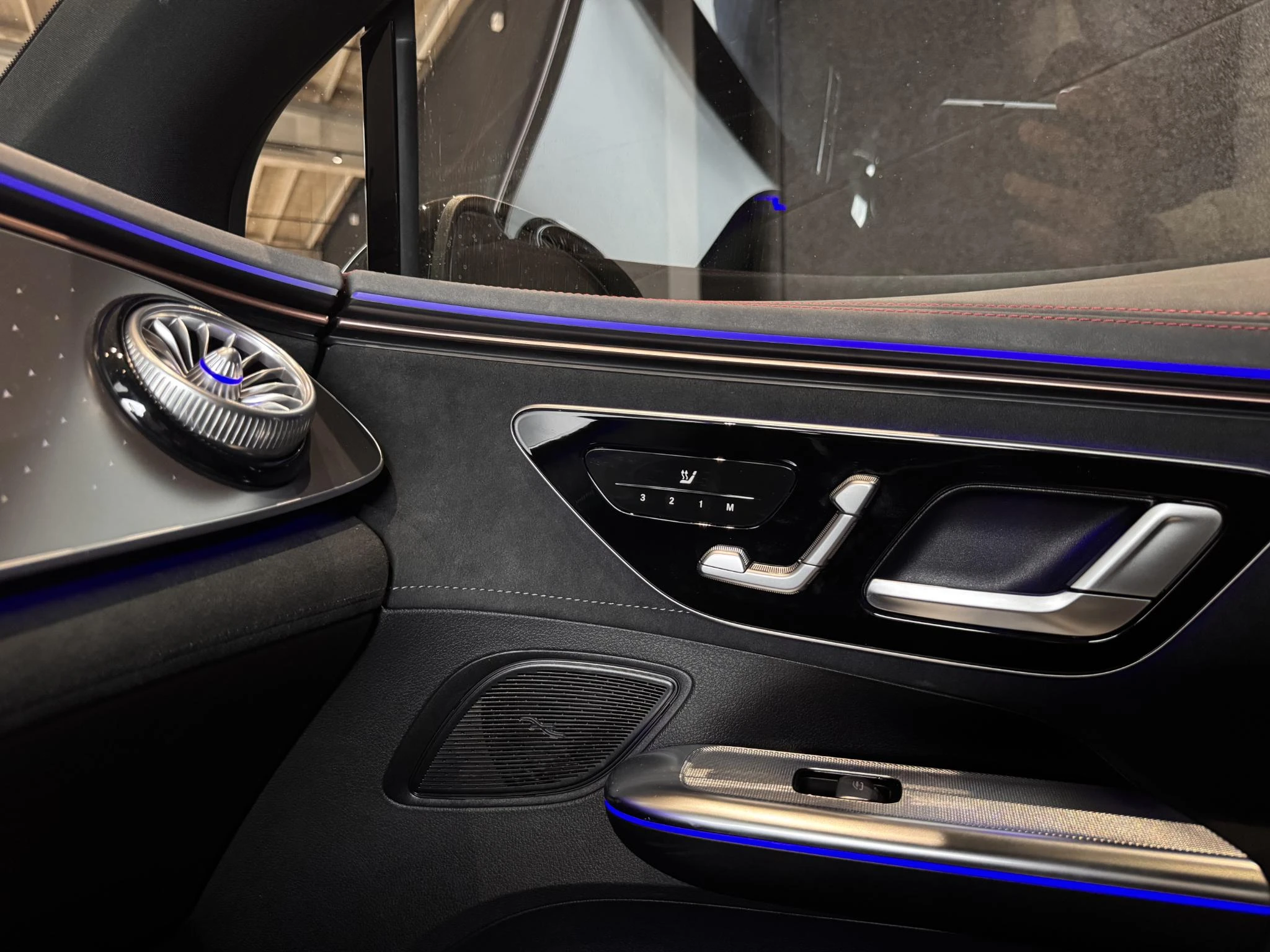 Mercedes-Benz-EQE-image-17
