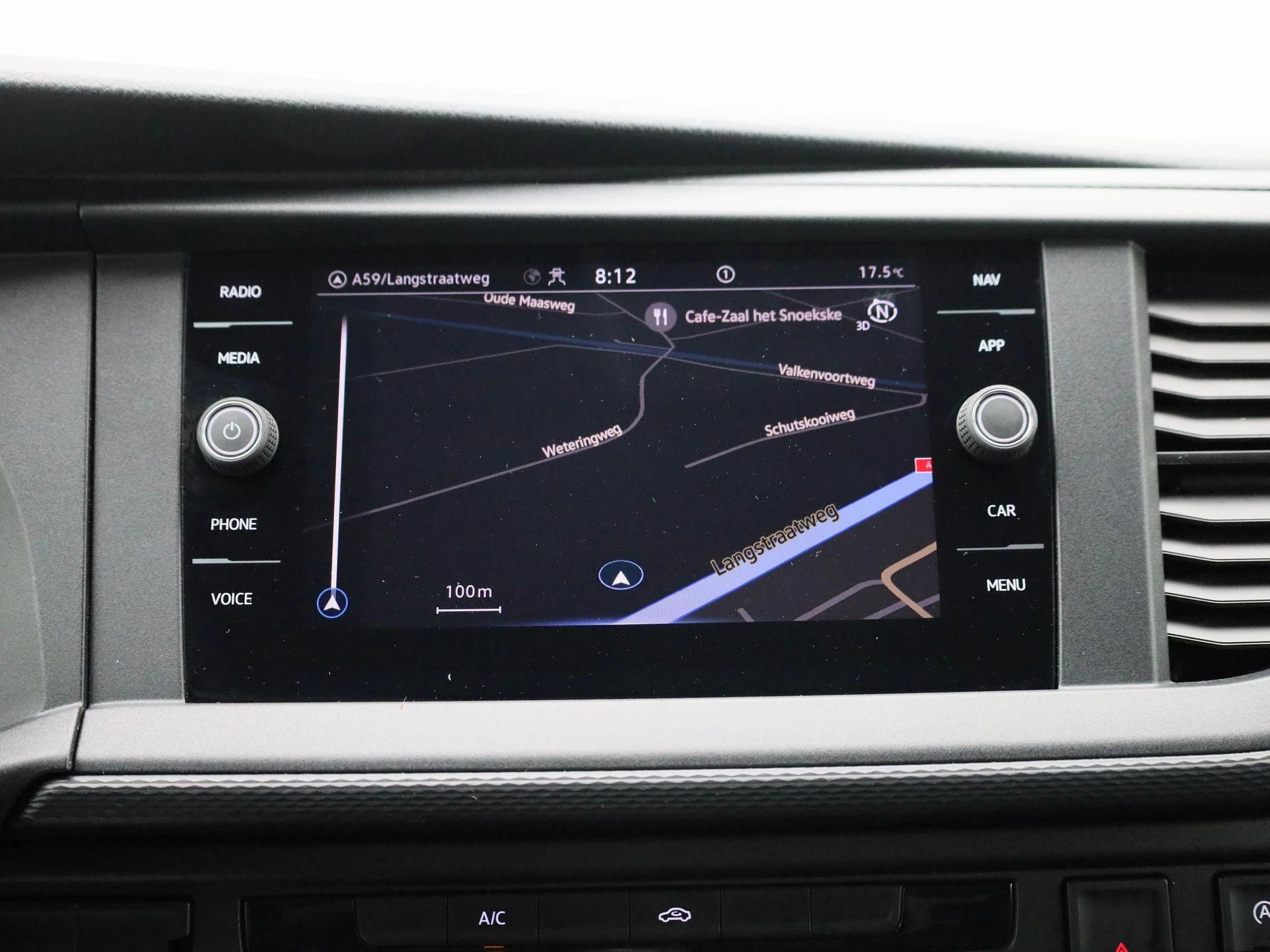 Volkswagen-Transporter-image-17