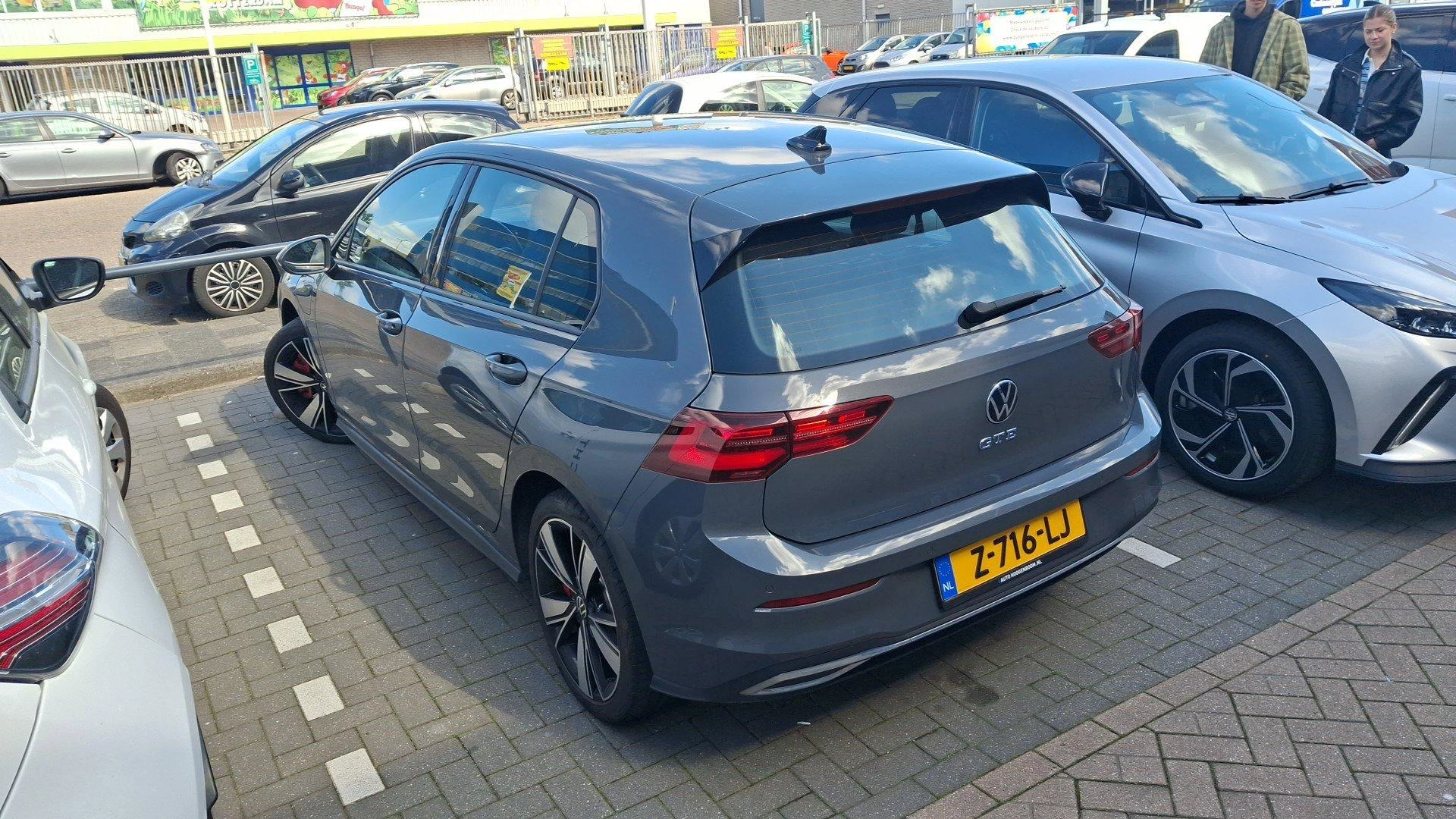Volkswagen-Golf-image-3