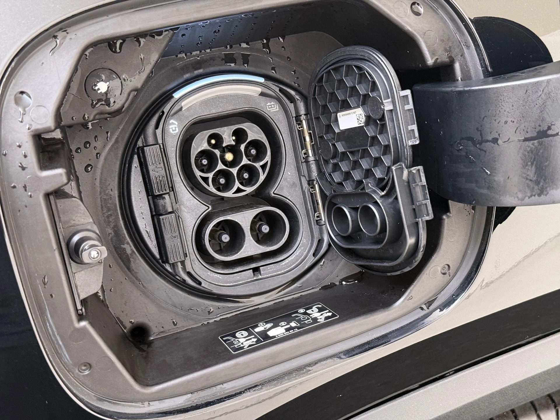 Mercedes-Benz-EQA-image-32