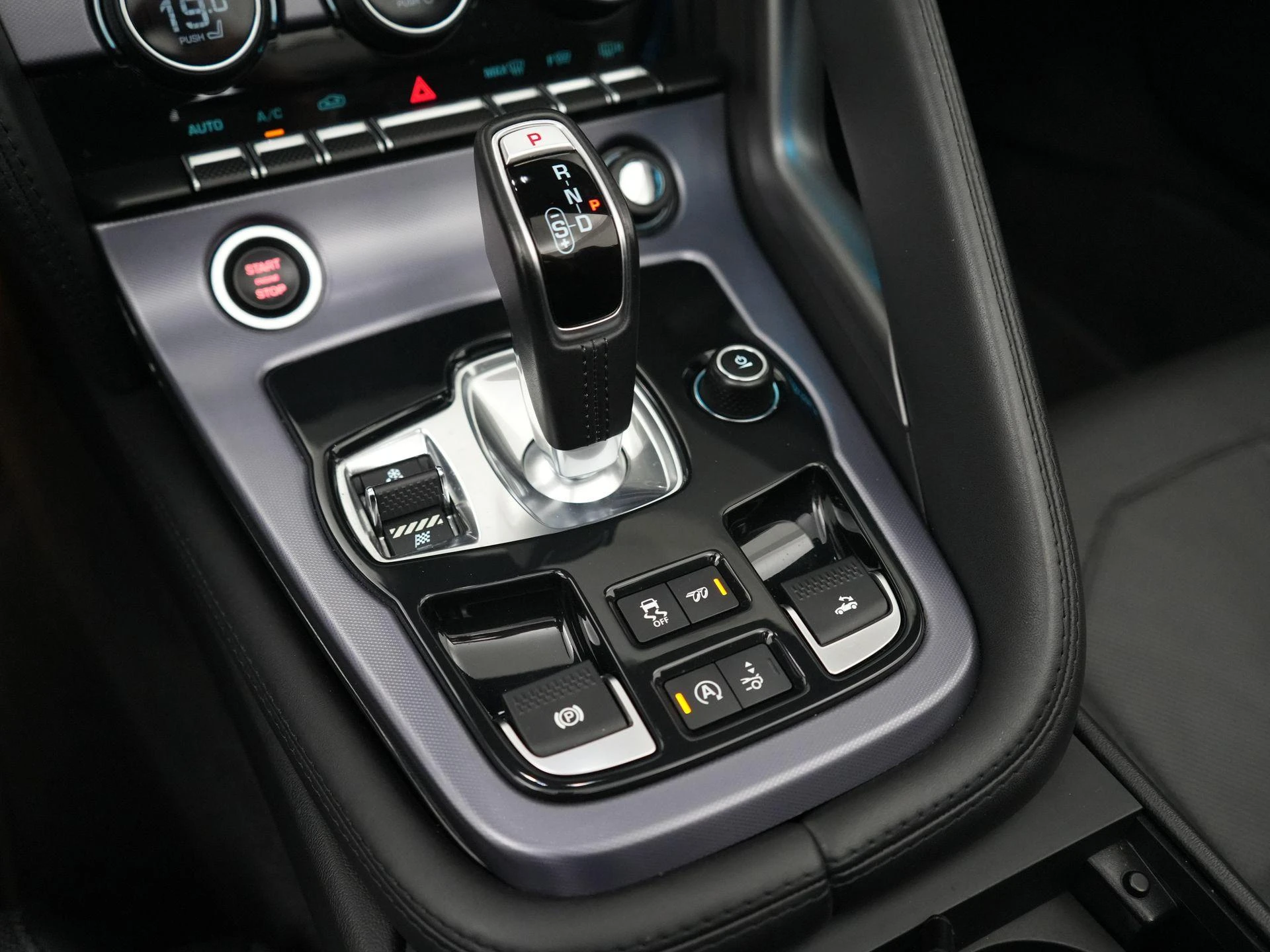 Jaguar F-TYPE P300 RWD First Edition