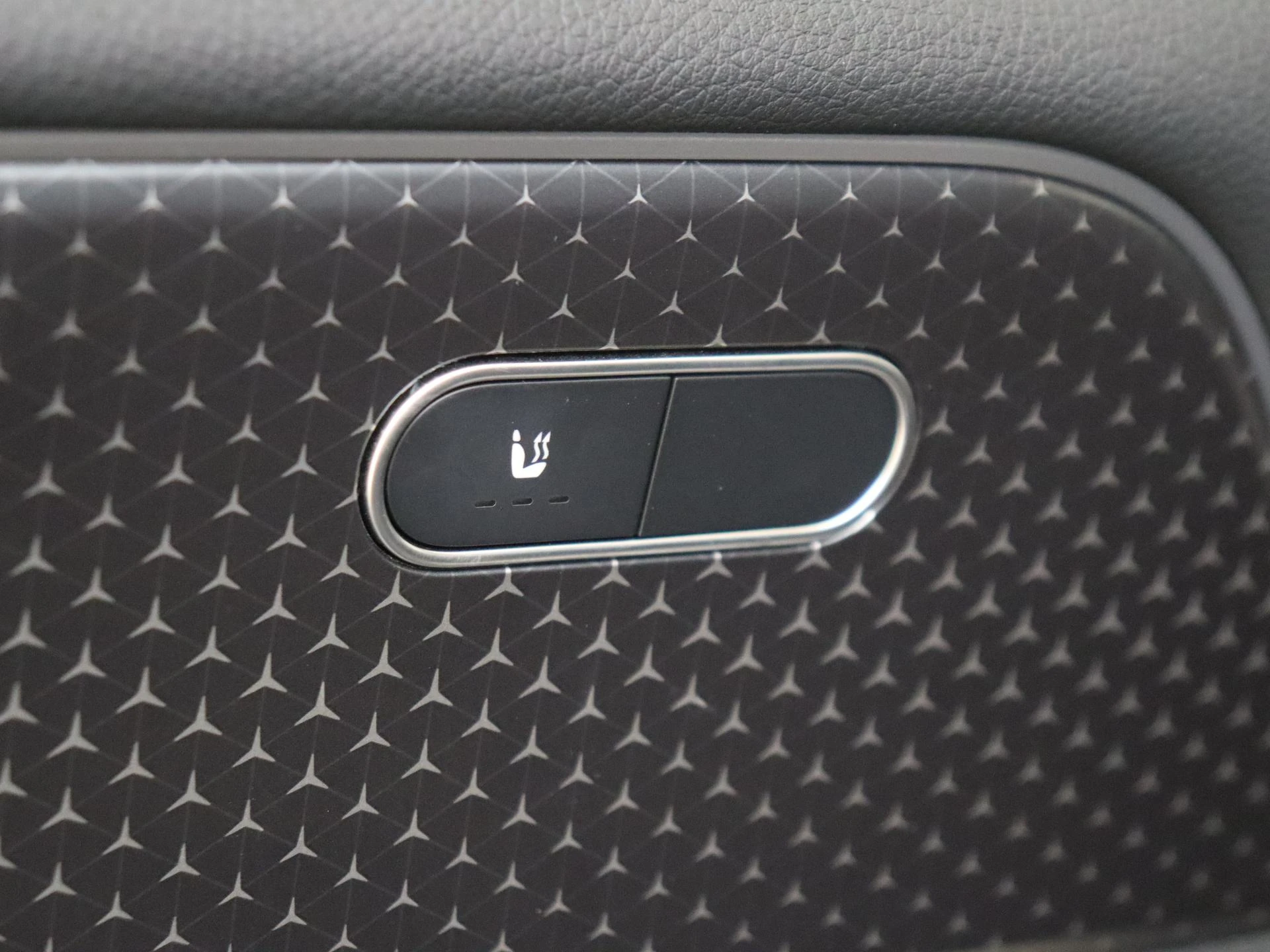 Mercedes-Benz-EQB-image-25