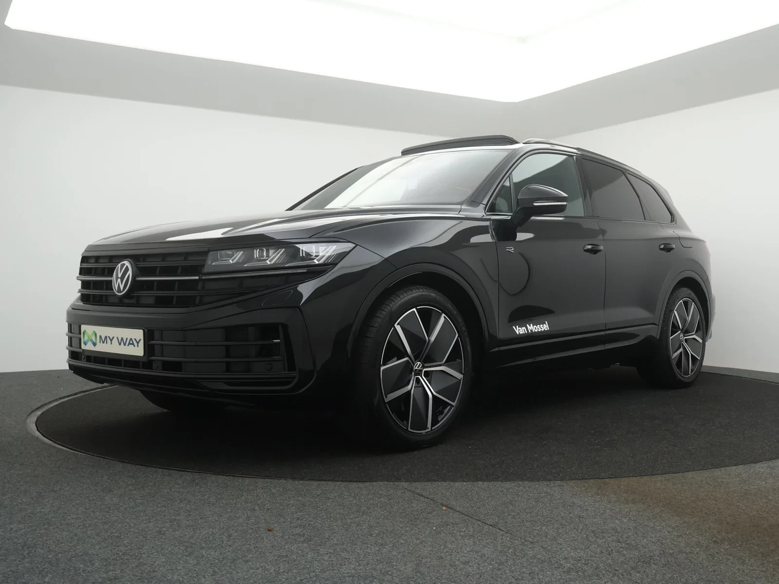 Volkswagen-Touareg-image-0