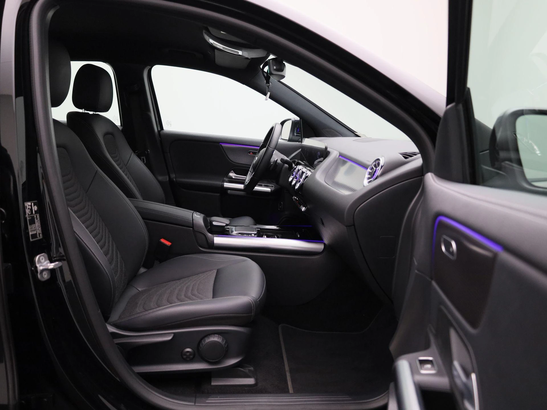 Mercedes-Benz-EQA-image-38