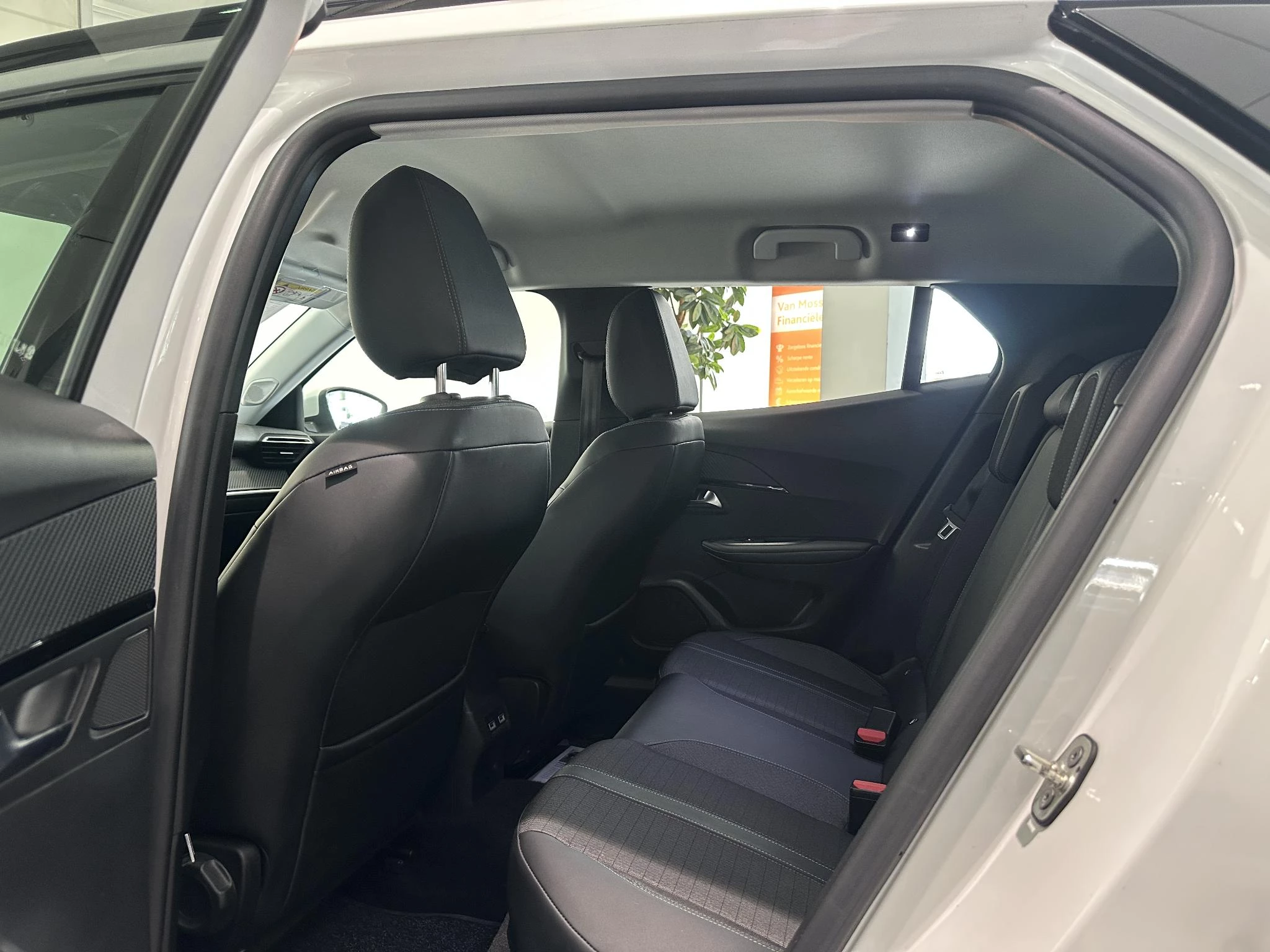 Peugeot-e-2008-image-8