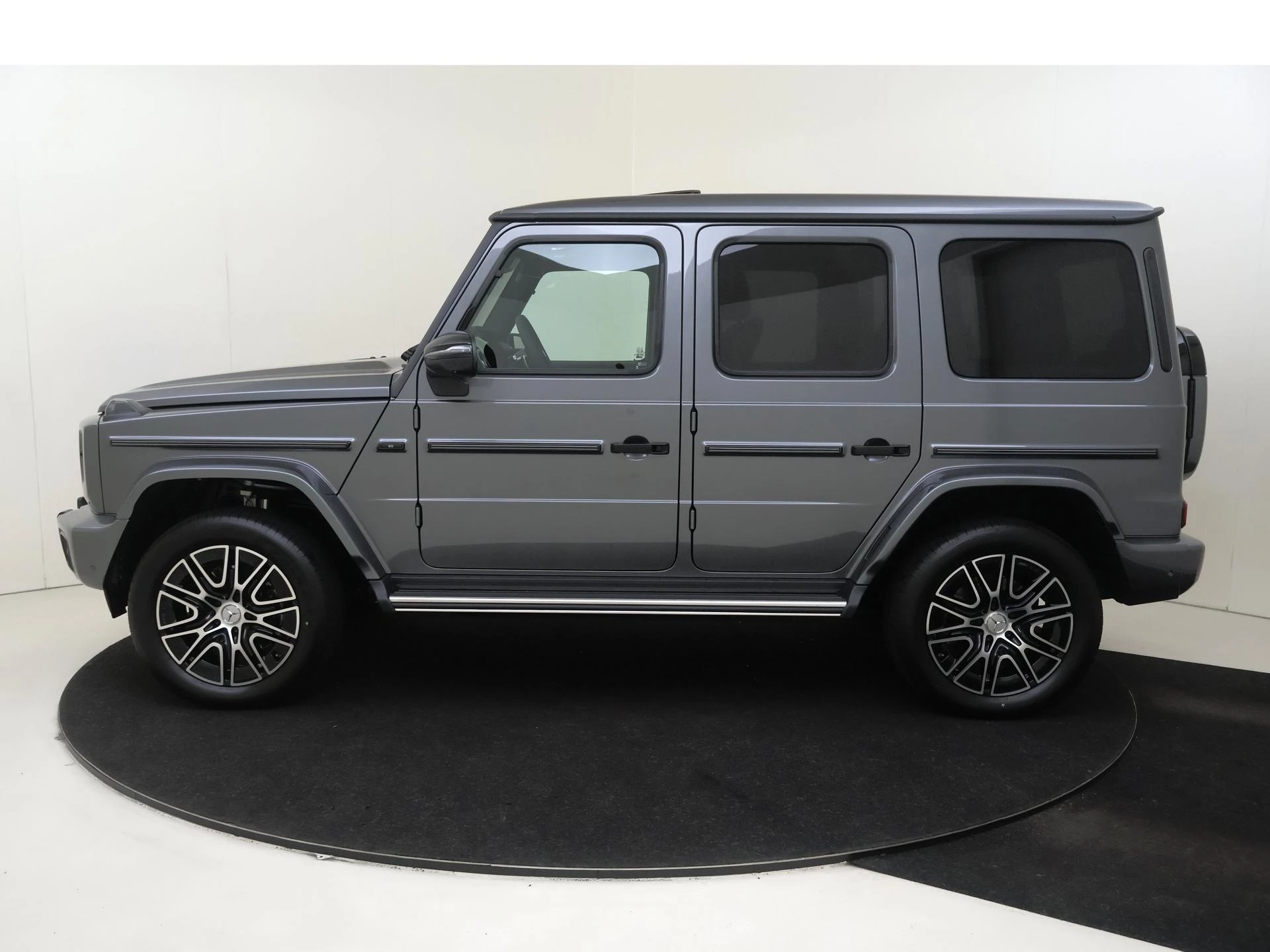 Mercedes-Benz-G-Klasse-image-6