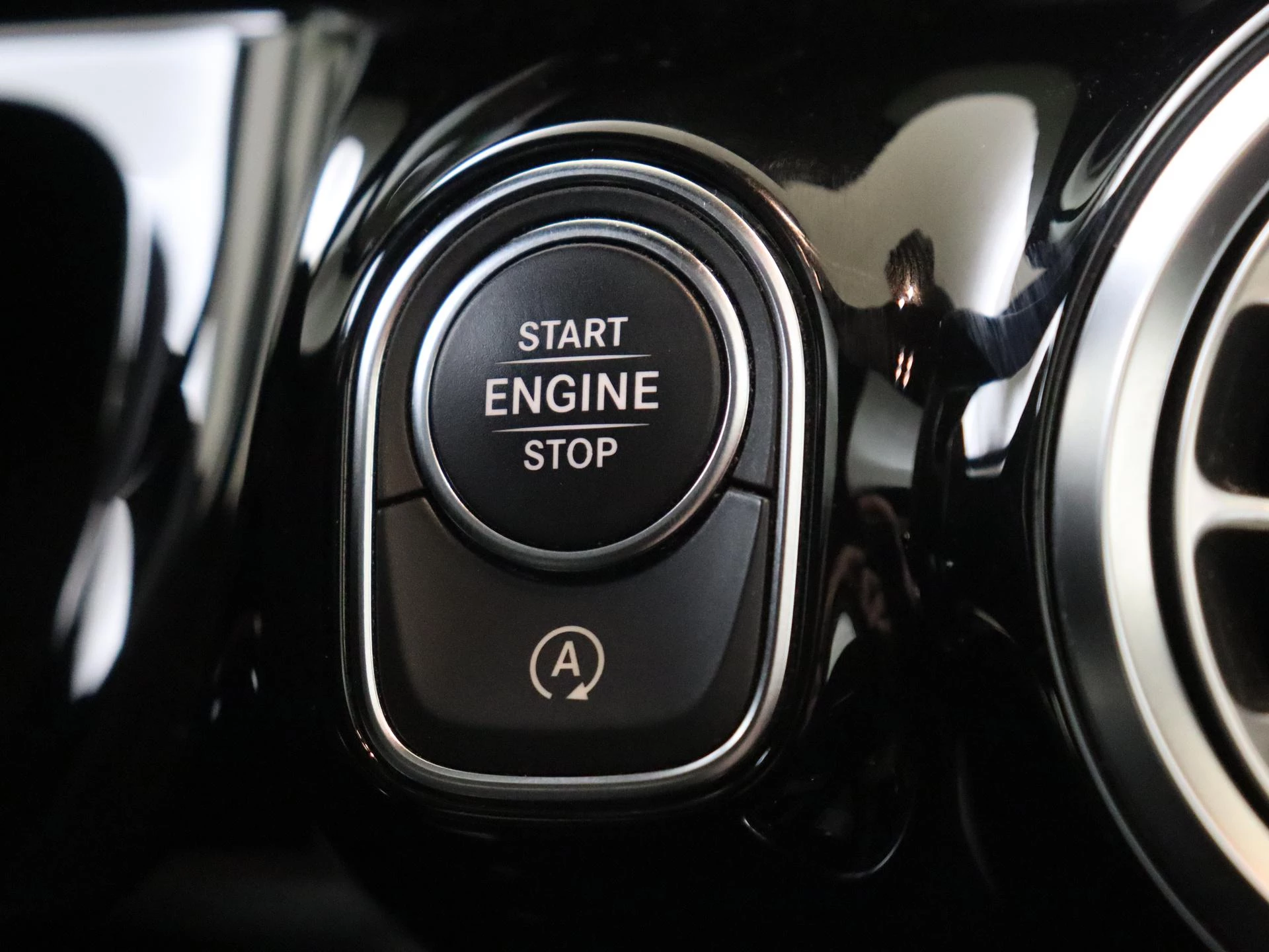 Mercedes-Benz-GLA-image-21