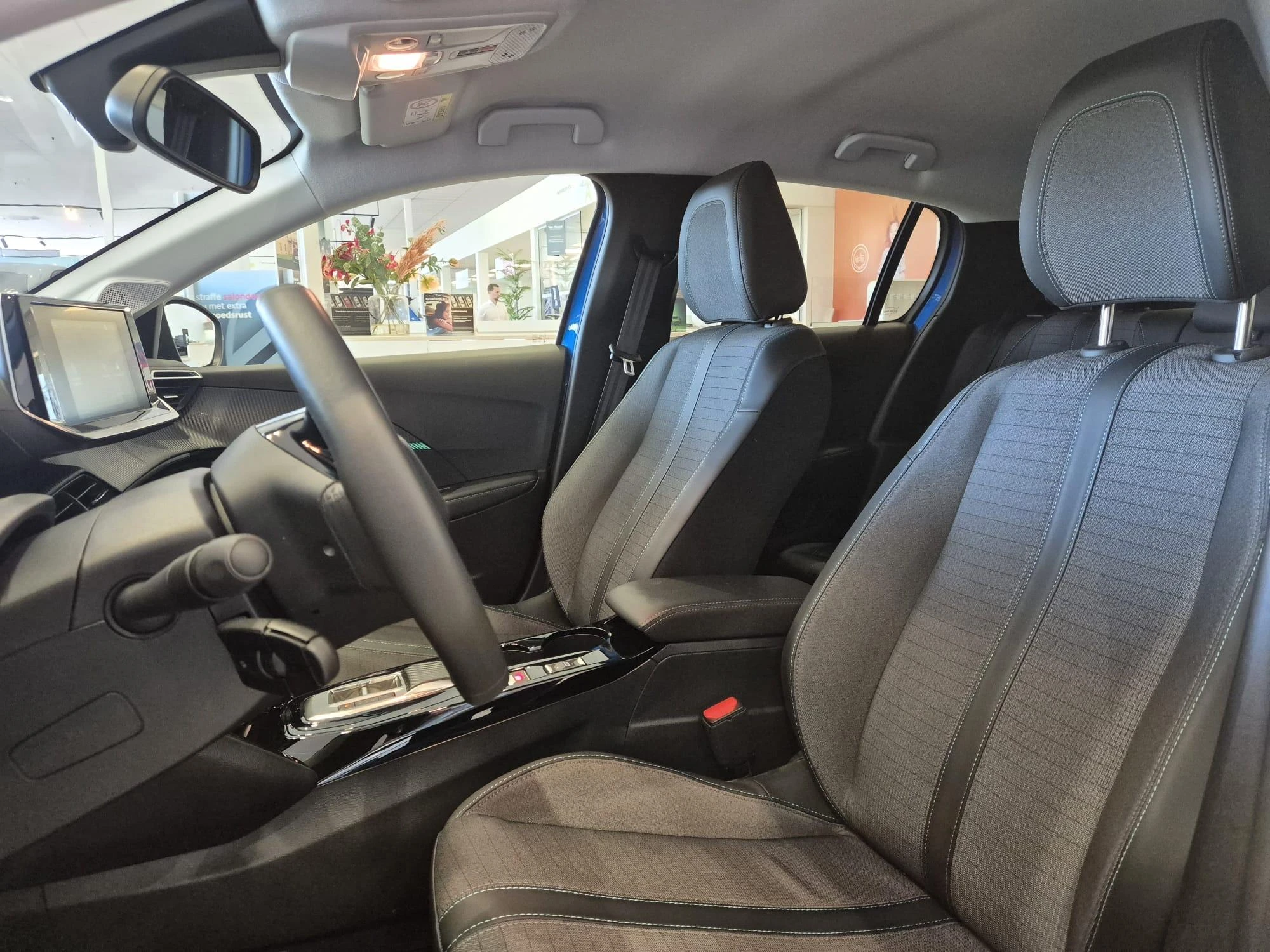Peugeot-e-208-image-12